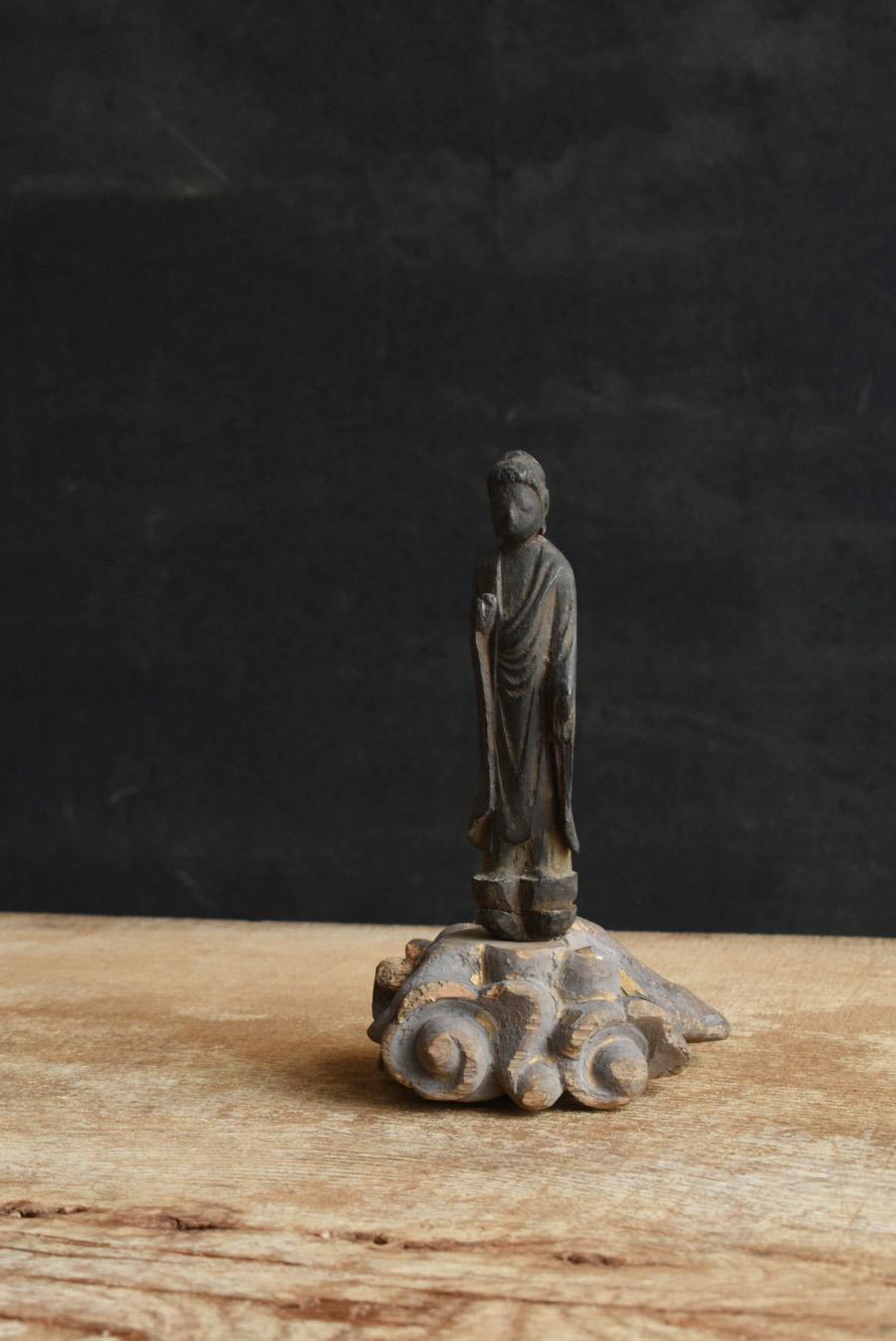 We have just received a shipment of very nice Edo period Buddhist statues.
This is believed to be a Buddhist statue from around the 1700s.
The material is thought to be cypress.
The Buddha statue and the pedestal were made separately, but I think