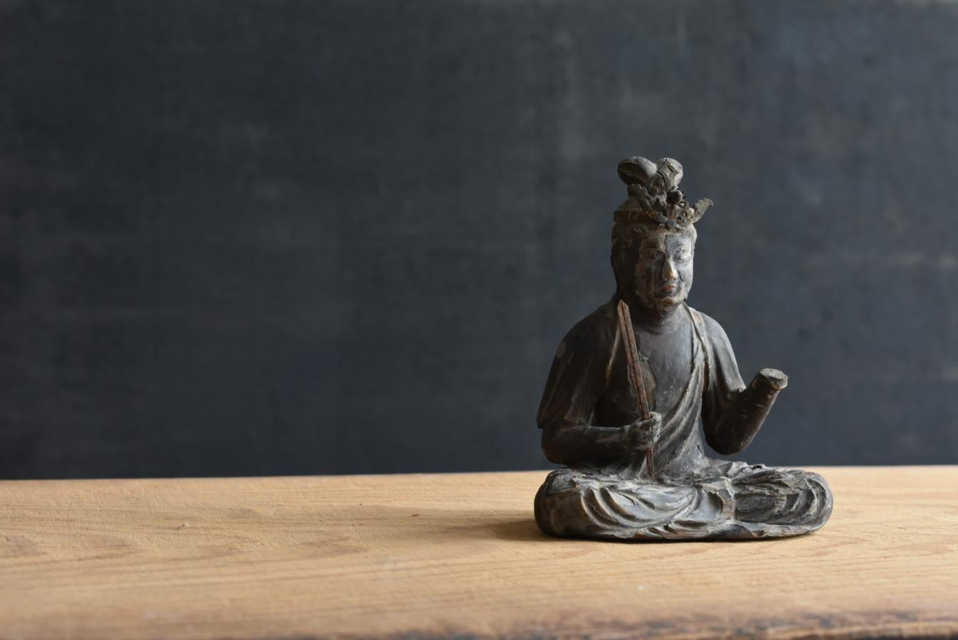 This is a wooden Buddha statue made during the Edo period in Japan.
The material is cypress wood.
After that, it is painted white, then covered with black lacquer, and then painted on top.
Currently, there is no coloring, and the condition is like