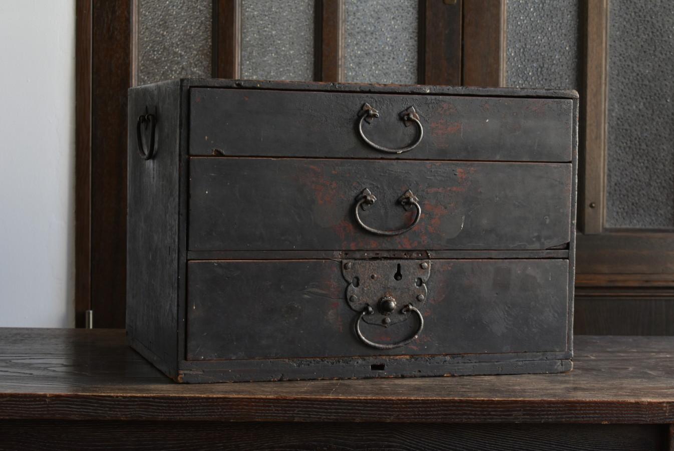 A very old Japanese small drawer.
It is from the late Edo period (1750s-1850s).
It is made of zelkova wood.
The zelkova tree is a very hard wood with a beautiful grain that has been used since ancient times in Japan.
It is now sold as a very