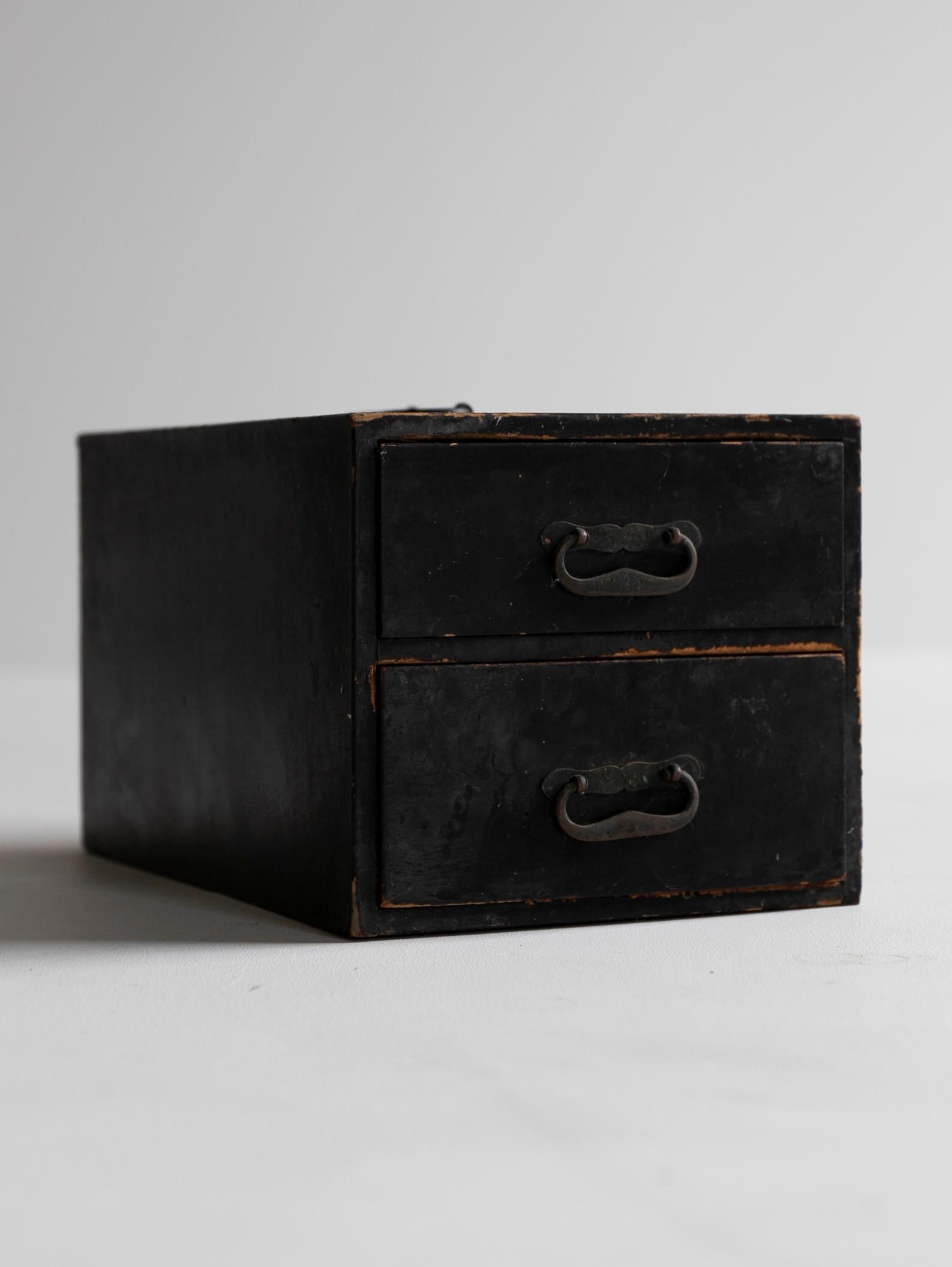 We have a uniquely Japanese aesthetic.
And thanks to our Japanese sourcing channels and our experience, we are uniquely placed to introduce unique items that no one else can imitate.

These drawer chests were made between the end of the Edo