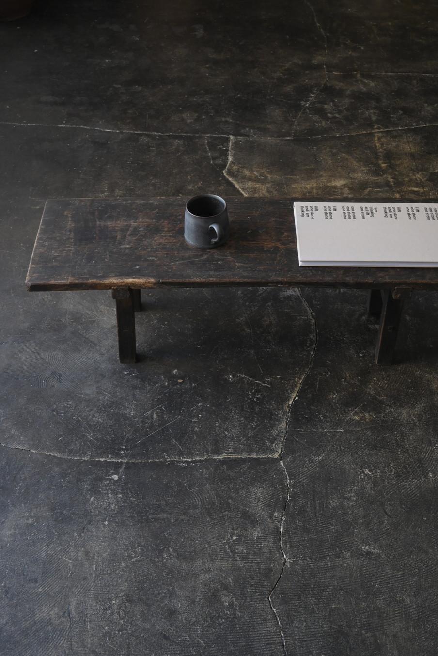 This is an antique wooden low table that was used in rural areas and shops in Japan.
In Japanese, this is called 