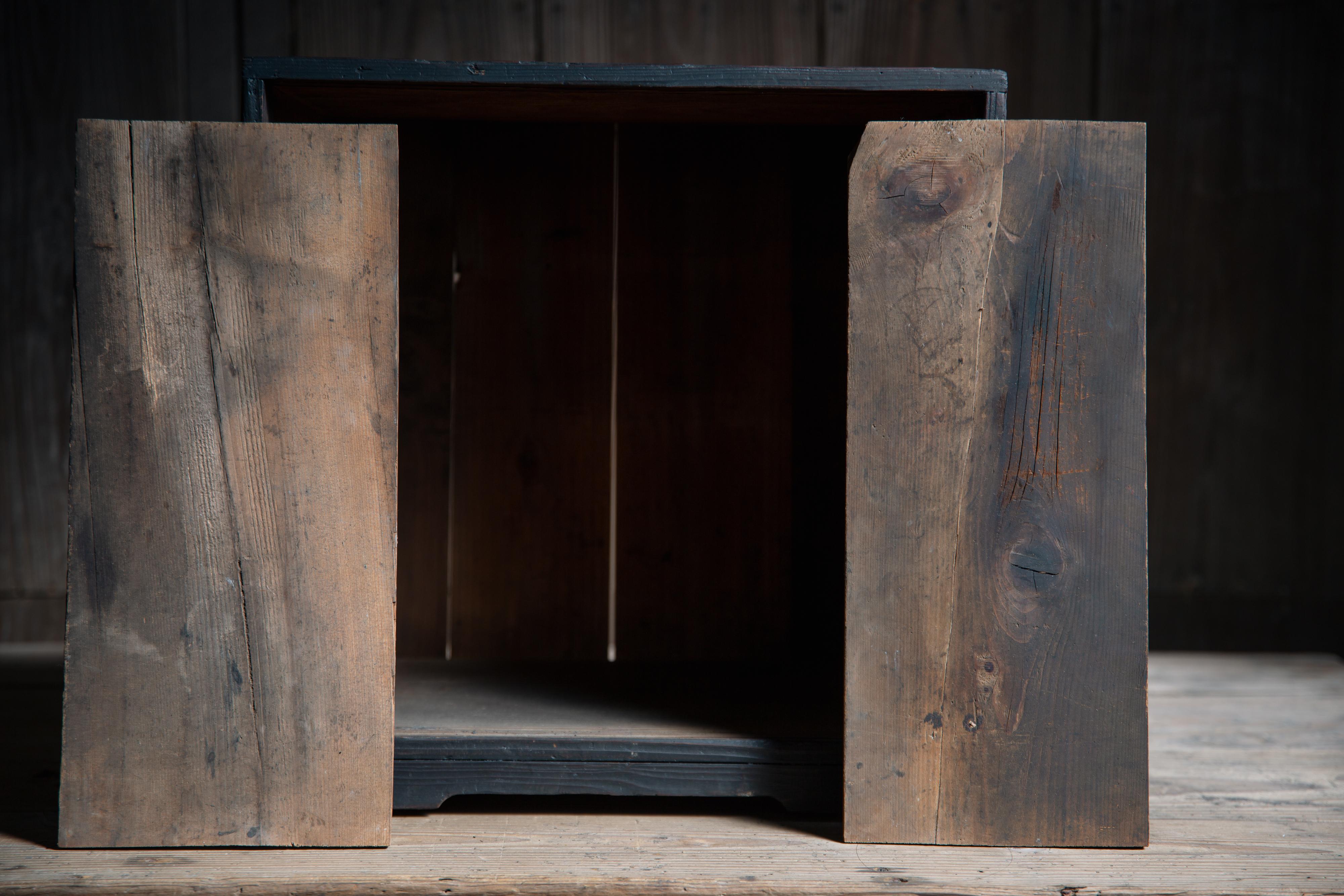 Japanese antique wooden small tansu cabinet box, 1860s-1920s wabi sabi For Sale 3