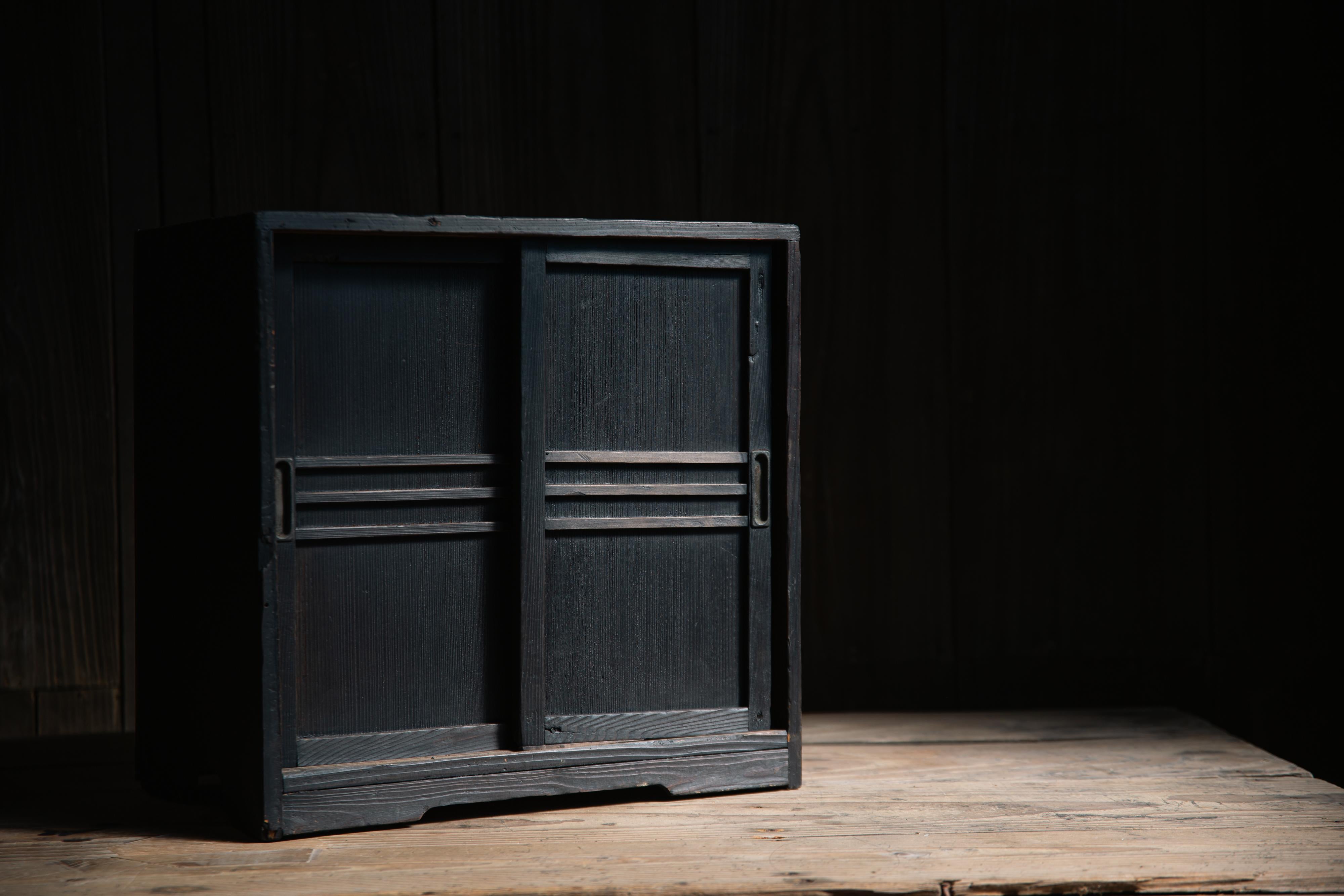 Japanese antique wooden small tansu cabinet box, 1860s-1920s wabi sabi In Fair Condition For Sale In 常陸大宮市, JP
