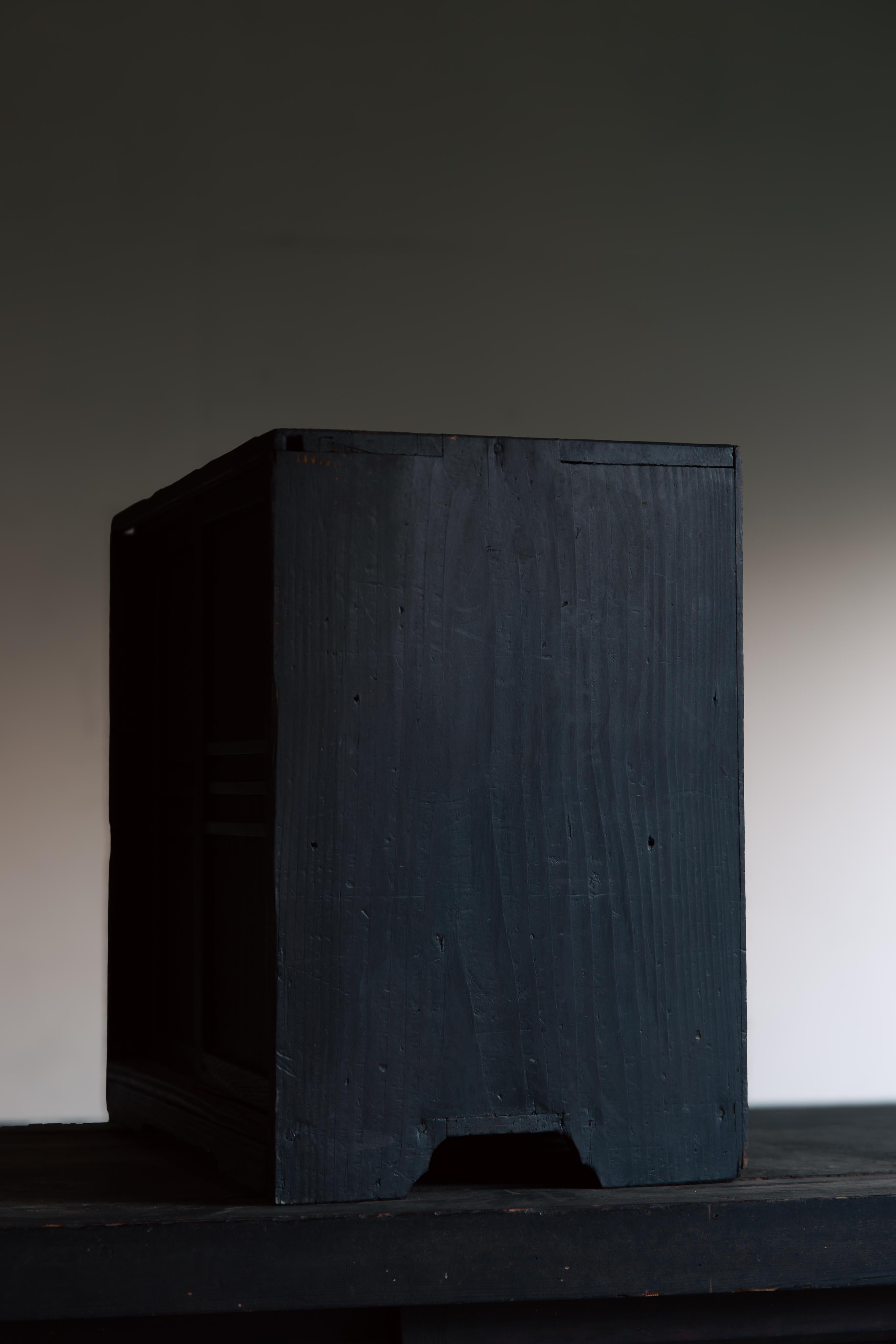 Japanese antique wooden small tansu cabinet box, 1860s-1920s wabi sabi For Sale 4