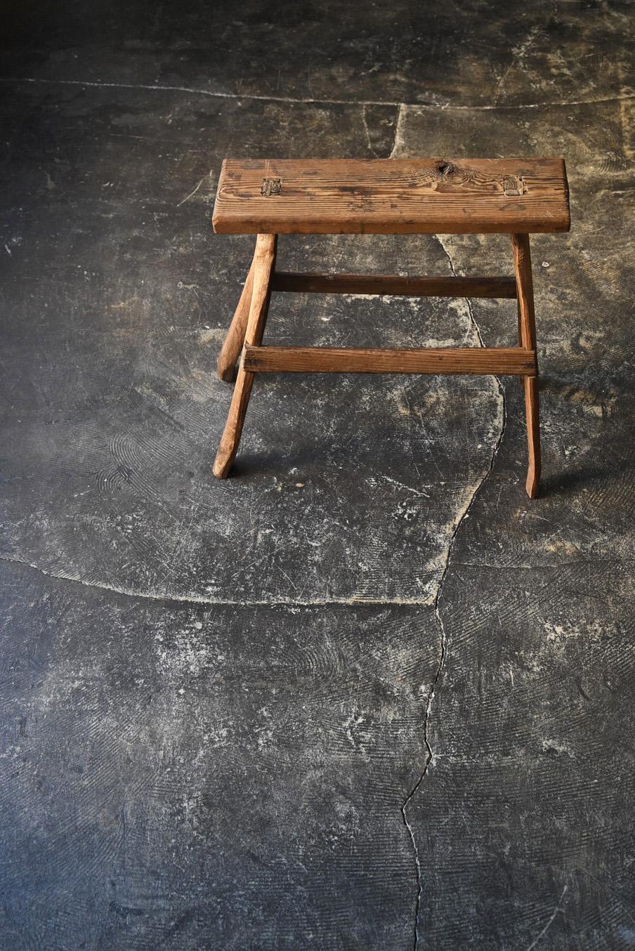 This is an old Japanese wooden stand.
It was originally used as a stand for holding a horse saddle.
The name of the tool is 