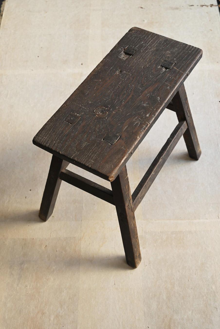 This is a wooden stool made of cedar wood from the late Meiji and Taisho periods (around 1900-1920) in Japan. It is believed to have been actually used in old private homes and farmhouses, and the deep flavor and rustic look created by years of use