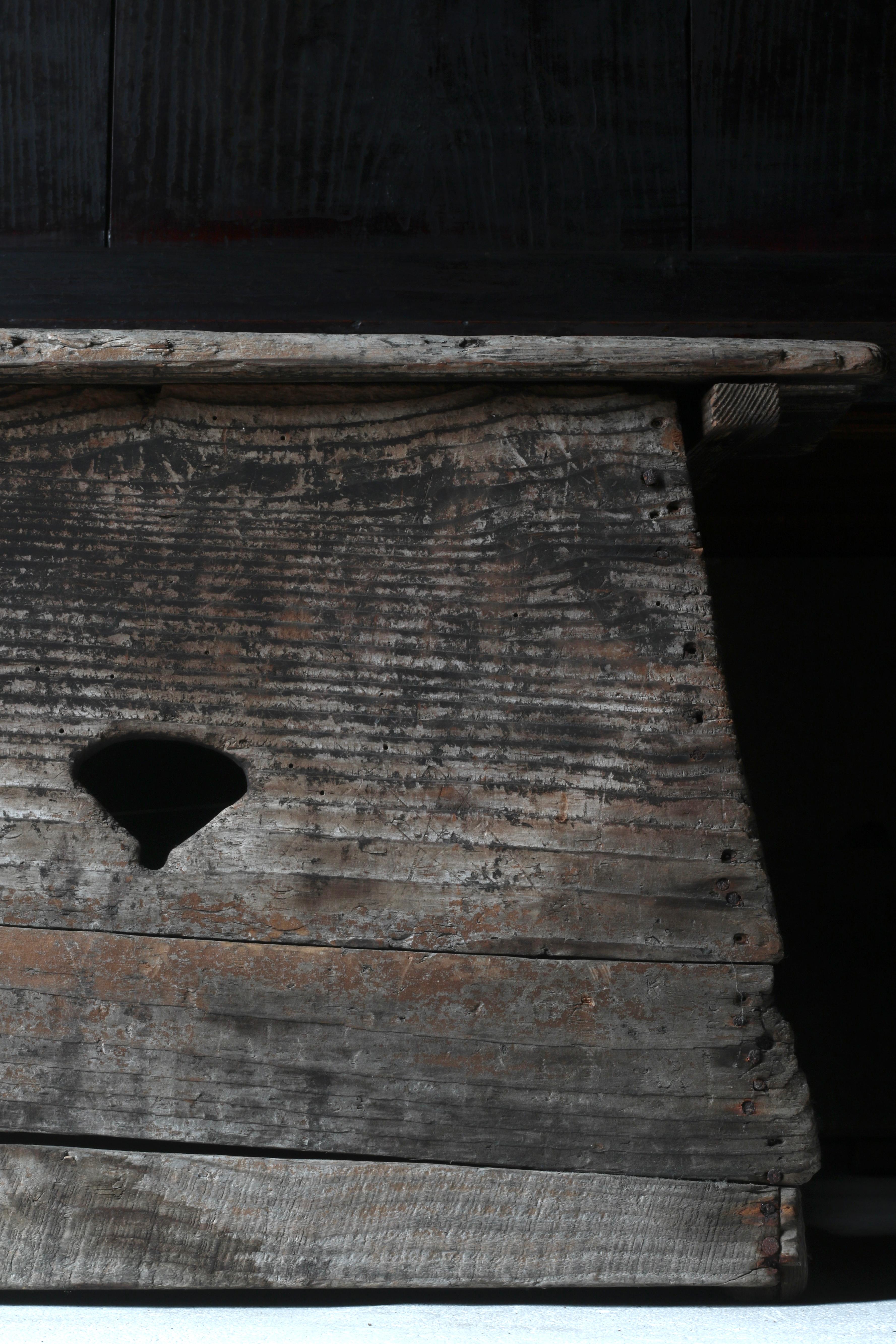 This is an old Japanese wooden stepping stone.

It is made of cedar wood.

For a long period of time, traces that have been restored many times remain, creating a deep and quaint atmosphere.

There is a hole in the front and it looks like some kind