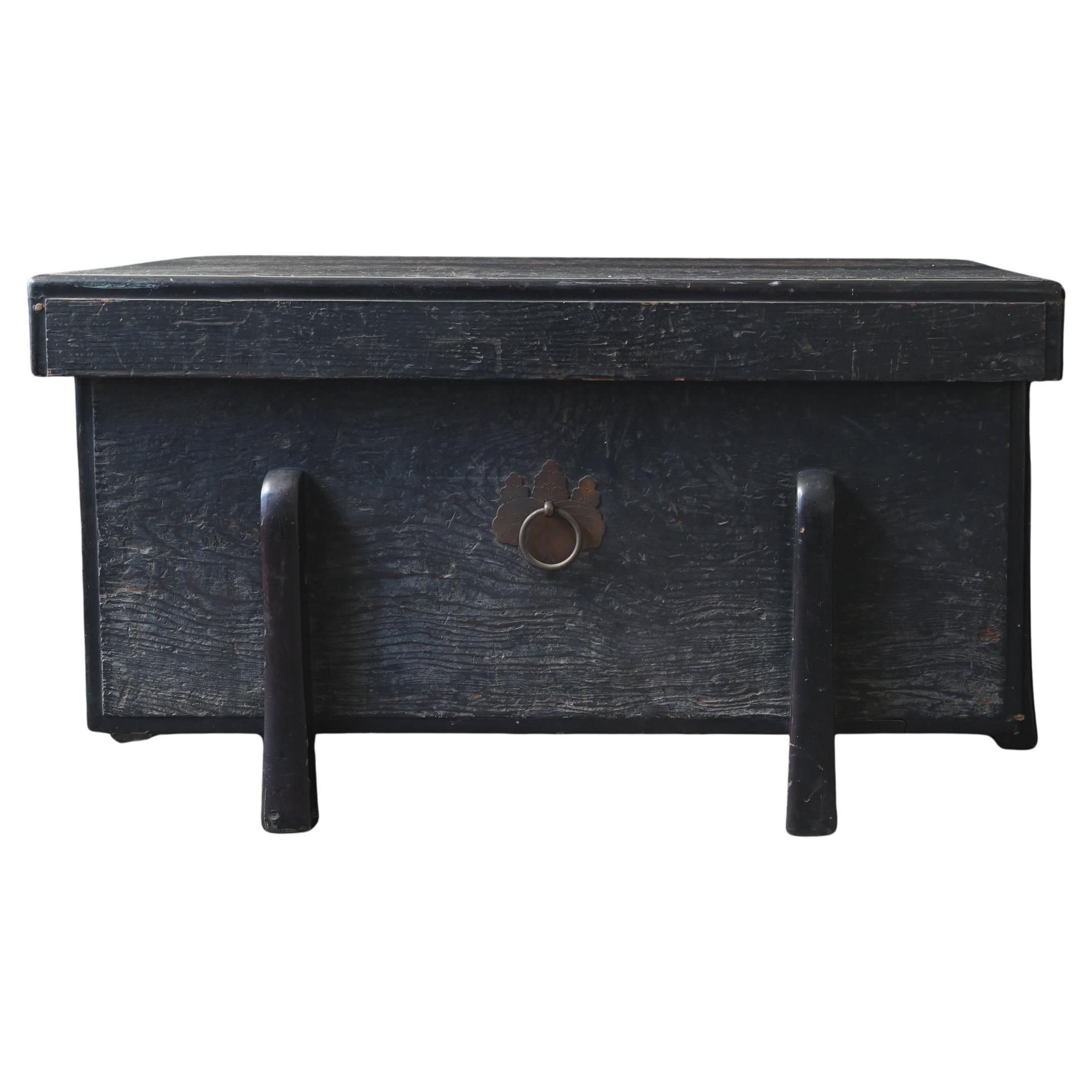 Japanese antique wooden storage box, Late Edo period , wabi-sabi coffee table