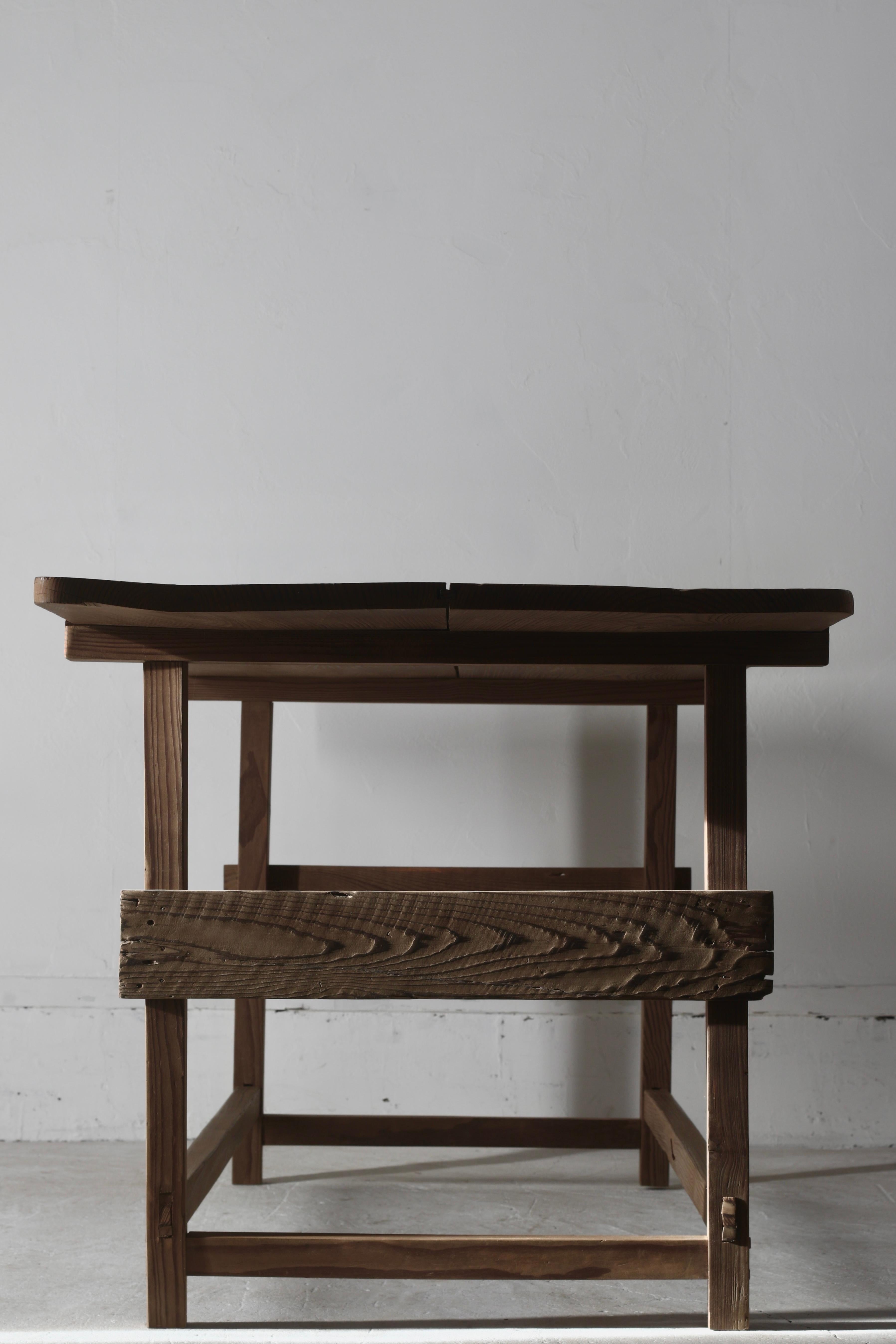 Es ist ein alter Tisch in Japan.

Als MATERIAL werden Zedern- und Kiefernholz verwendet.

Es scheint, dass sie in einem Privathaus in der Tohoku-Region um die frühe Showa-Periode hergestellt wurde.

Obwohl es sich um ein einfaches Design handelt,