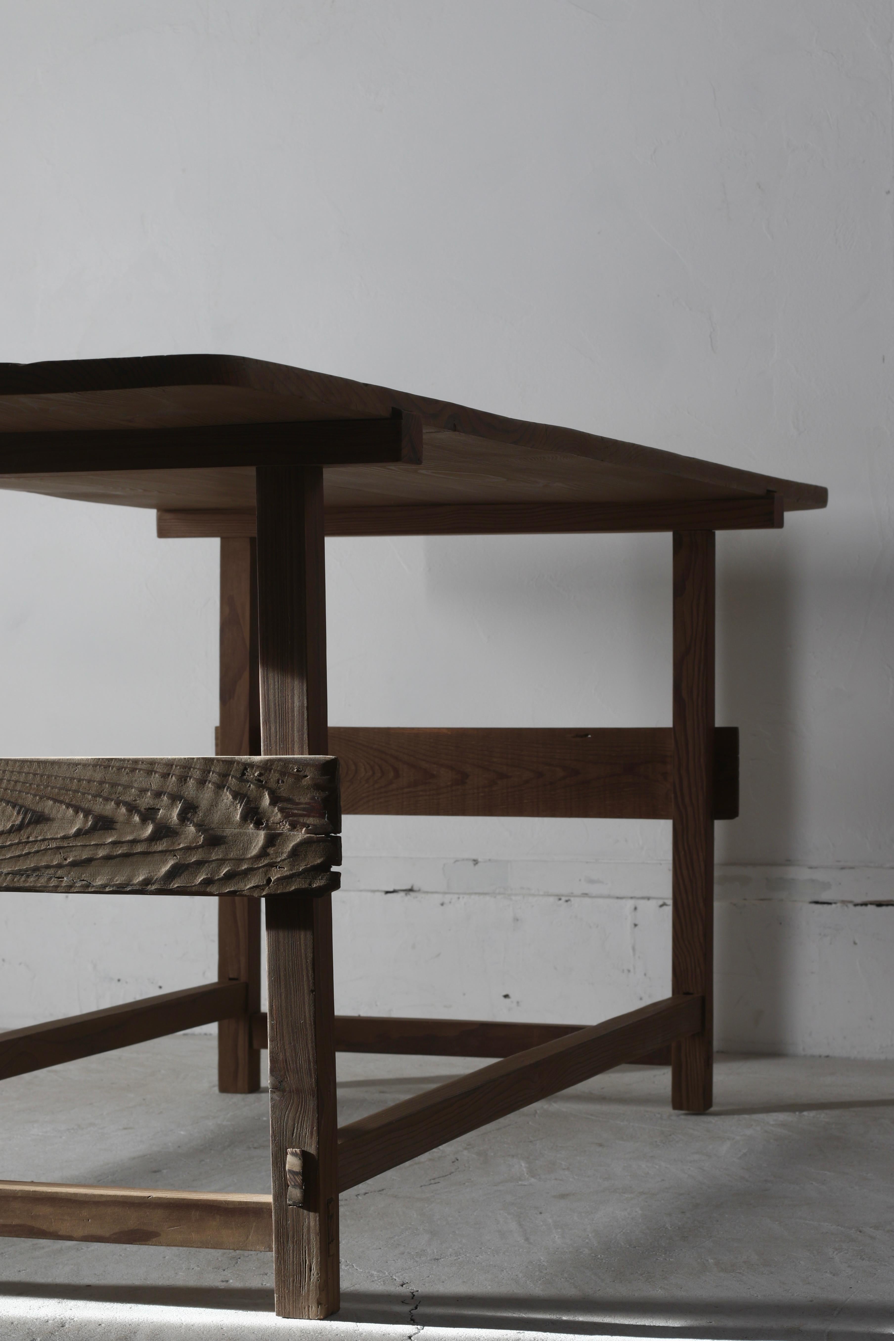Showa Table/table d'exposition japonaise ancienne en bois du début de la période Wabi Sabi en vente