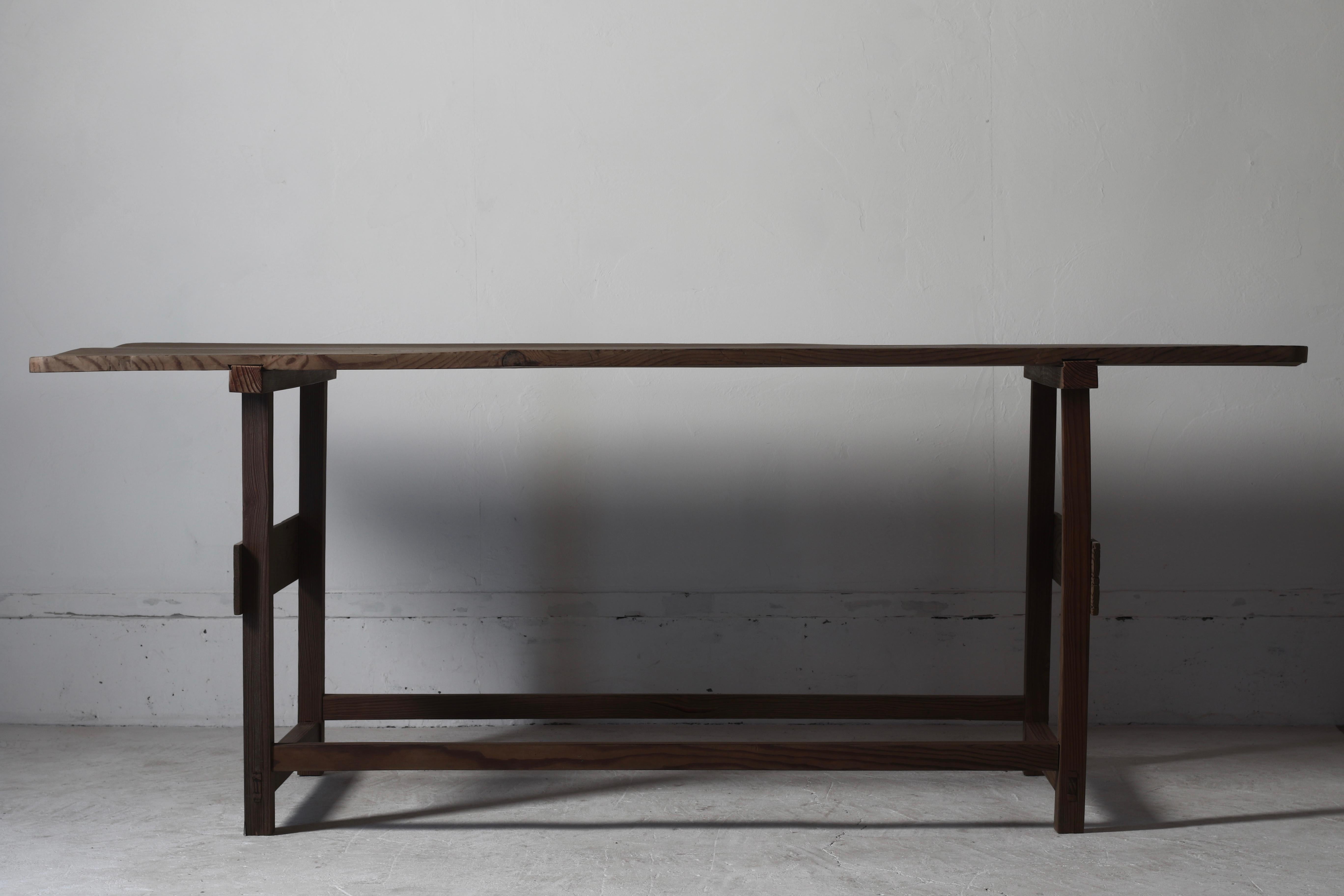 Cèdre Table/table d'exposition japonaise ancienne en bois du début de la période Wabi Sabi en vente