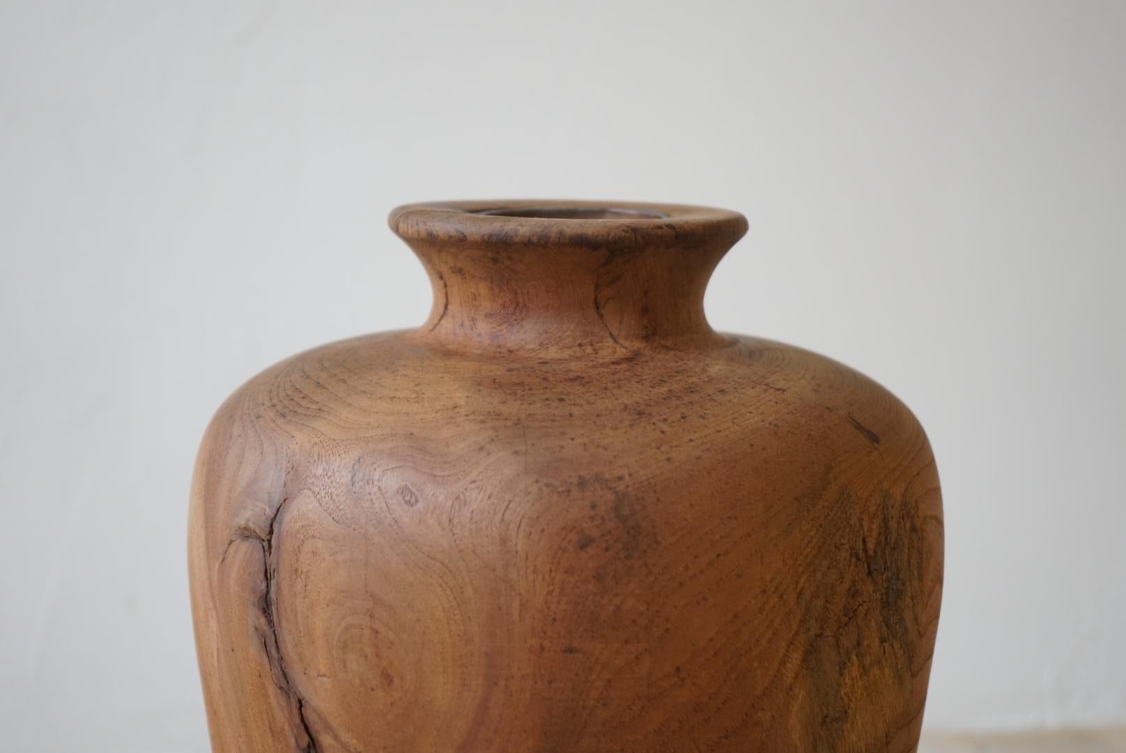 This is an old Japanese wooden vase.
The flowing grain and scars from the knots look very cool.
It has a hollow center and comes with a copper cup inside, making it perfect for displaying flowers.
It has a strong presence and can be enjoyed as an