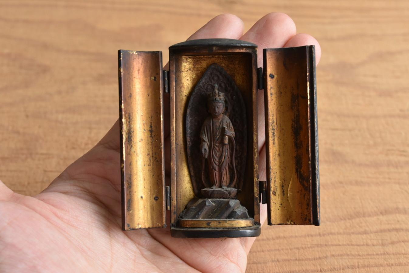 This is a wooden Buddha statue made during the Edo period in Japan.
It is made in a very small size and fits in the palm of your hand.
Basically, it is designed to be carried while traveling.
It is like a talisman used to pray for safety.
In Japan,