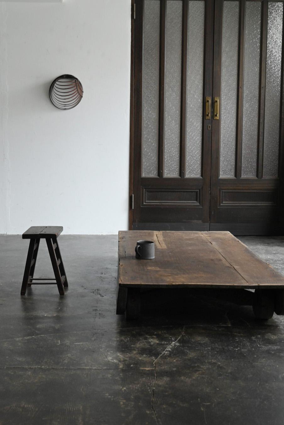 I would like to introduce a very interesting low table.
This item was made during the late Edo period to the Meiji period in Japan.
Originally, it is believed that a wooden drawer or something similar was placed on top of it.
The table is equipped