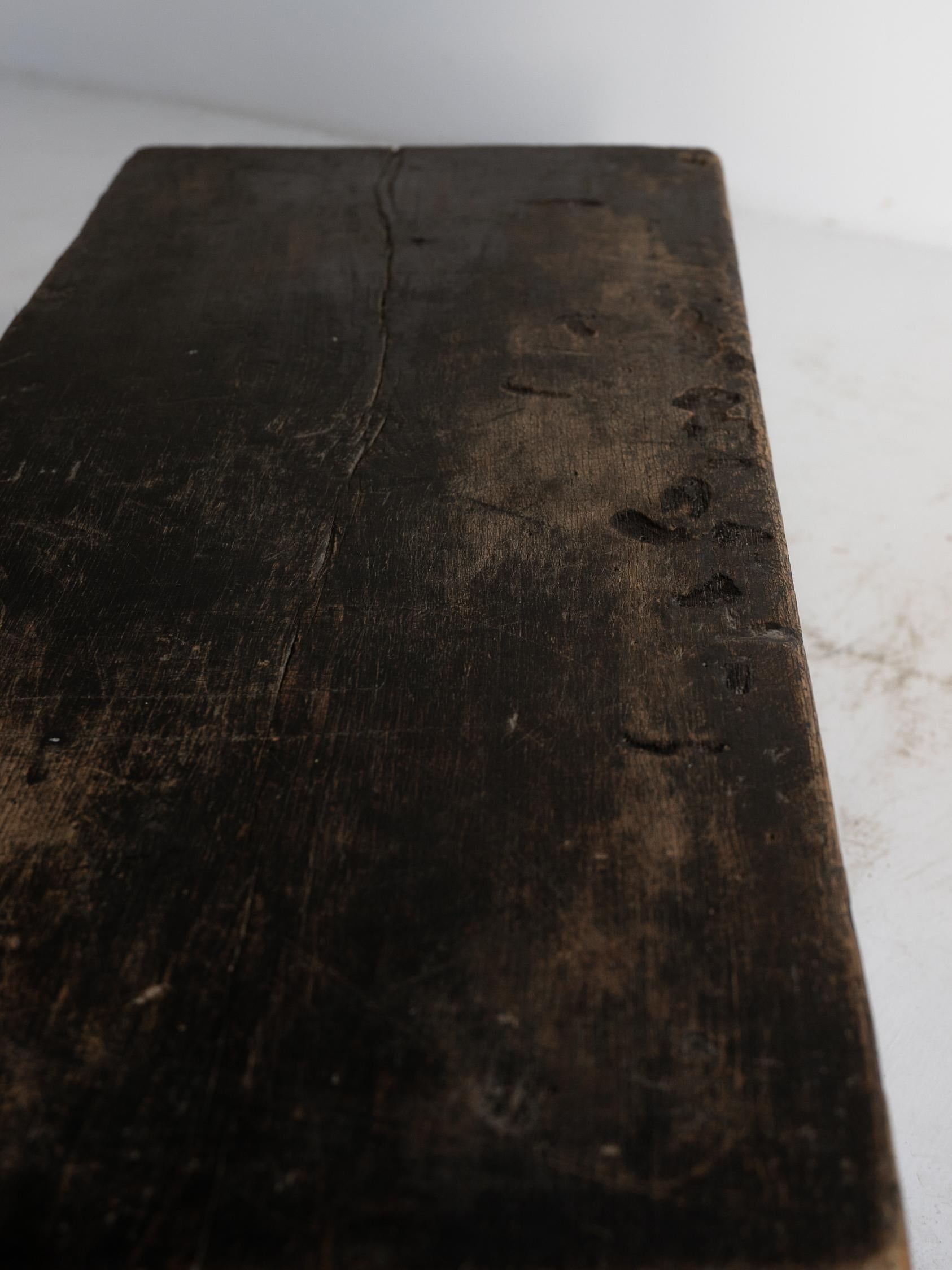 Japanischer antiker niedriger japanischer Wabi-sabi-Holztisch aus Holz / 1850-1912 / „fu-zukue“ im Angebot 3