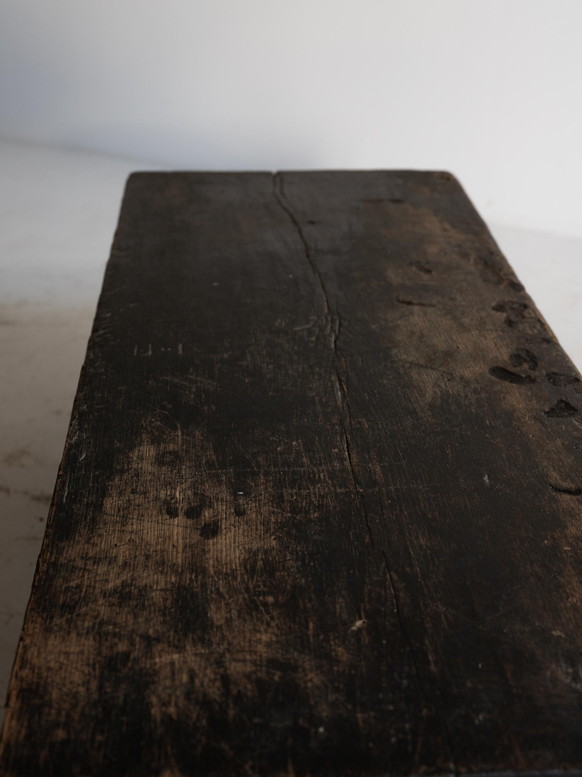 Japanischer antiker niedriger japanischer Wabi-sabi-Holztisch aus Holz / 1850-1912 / „fu-zukue“ im Angebot 4