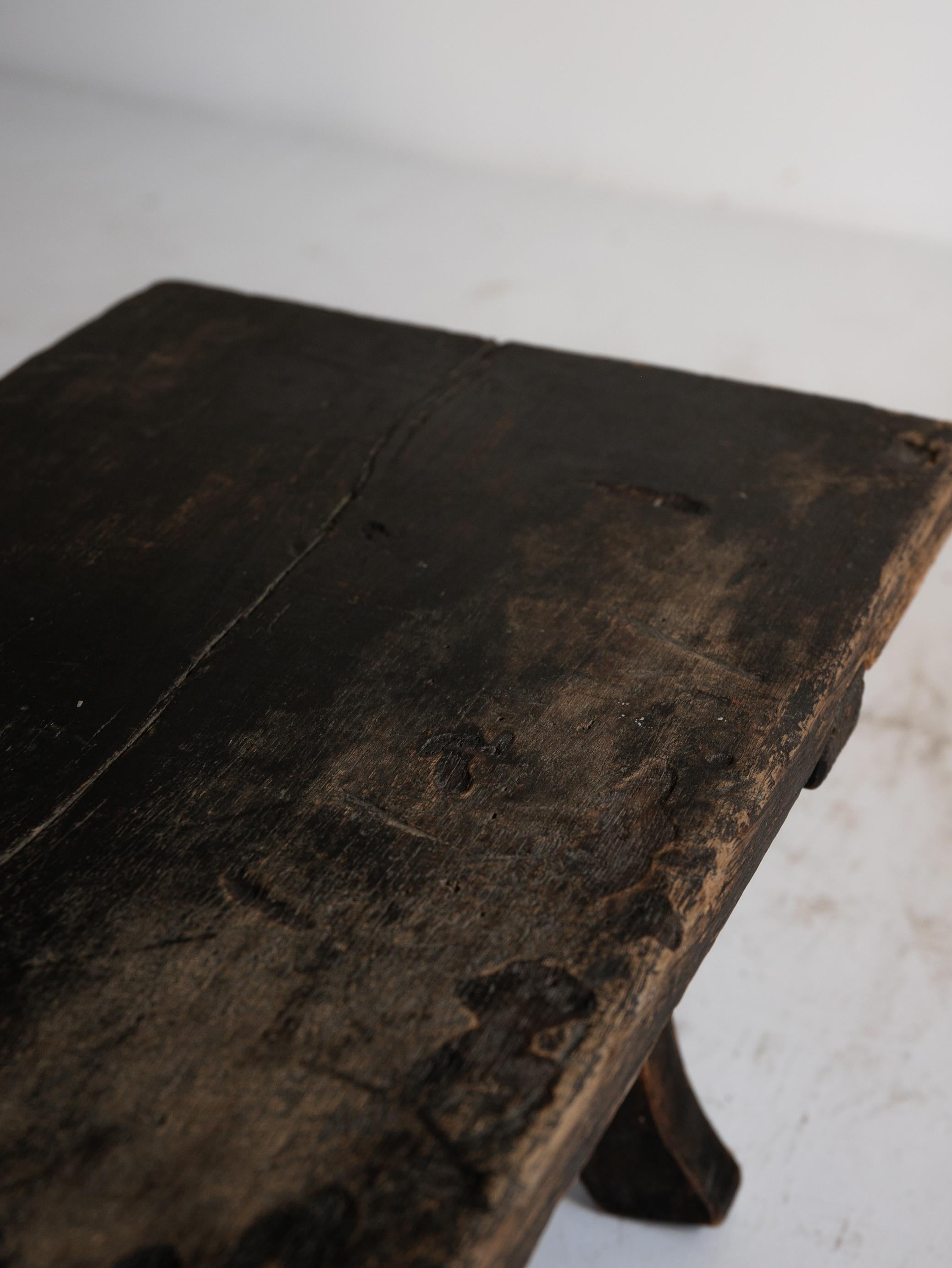 Japanischer antiker niedriger japanischer Wabi-sabi-Holztisch aus Holz / 1850-1912 / „fu-zukue“ im Angebot 5