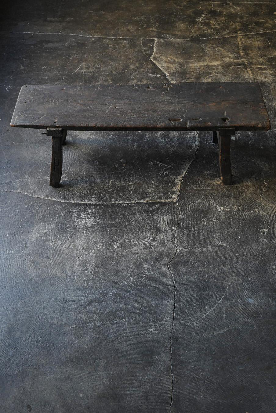 This is a wooden low table made from the end of the Edo period to around the Meiji period.

Since ancient times, Japan has had a tatami room culture, where people sat down to do whatever they did. This type of desk was used for writing letters,
