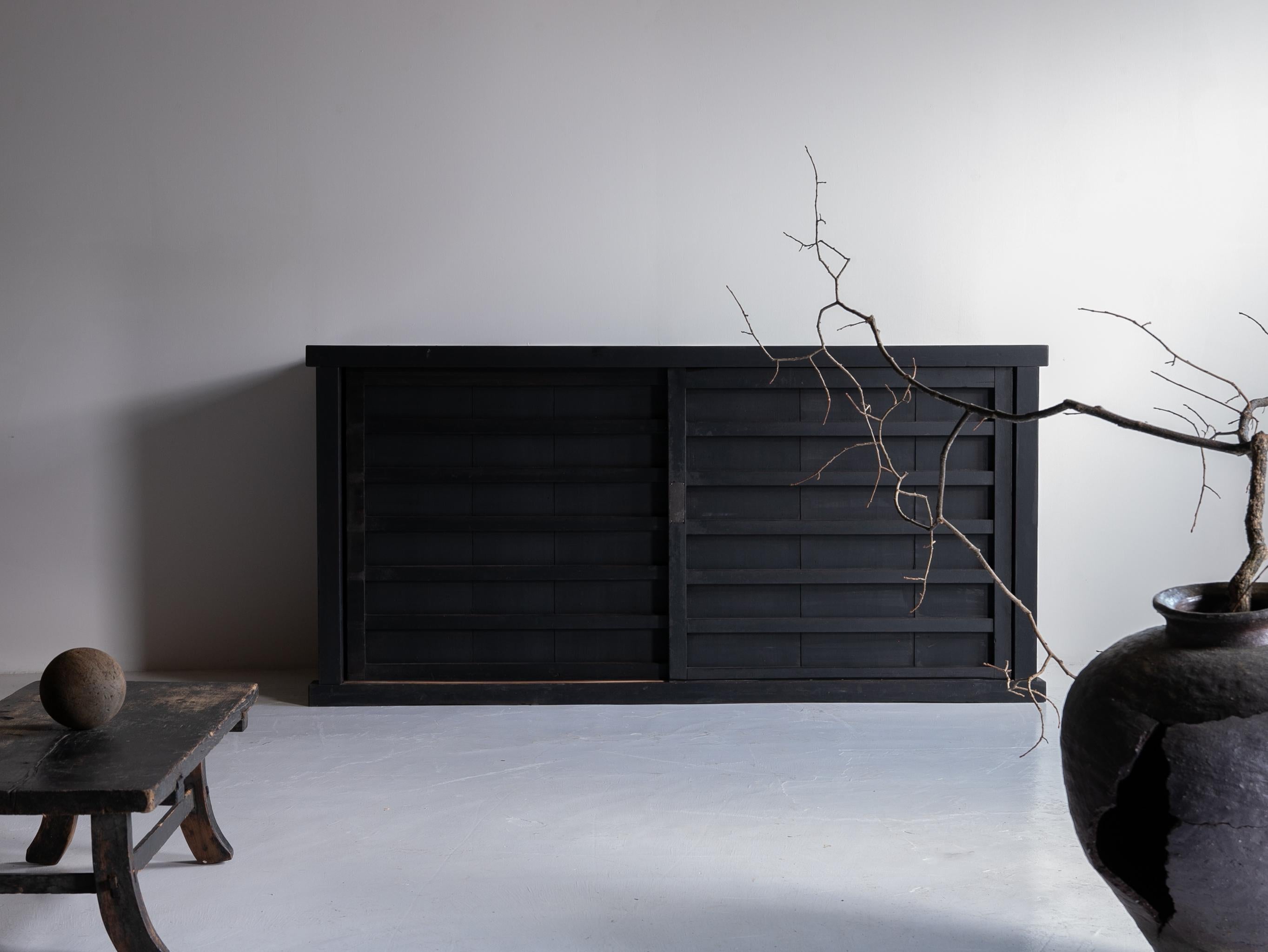 Japanischer antiker niedriger japanischer Wabi-sabi-Holztisch aus Holz / 1850-1912 / „fu-zukue“ (Edo) im Angebot