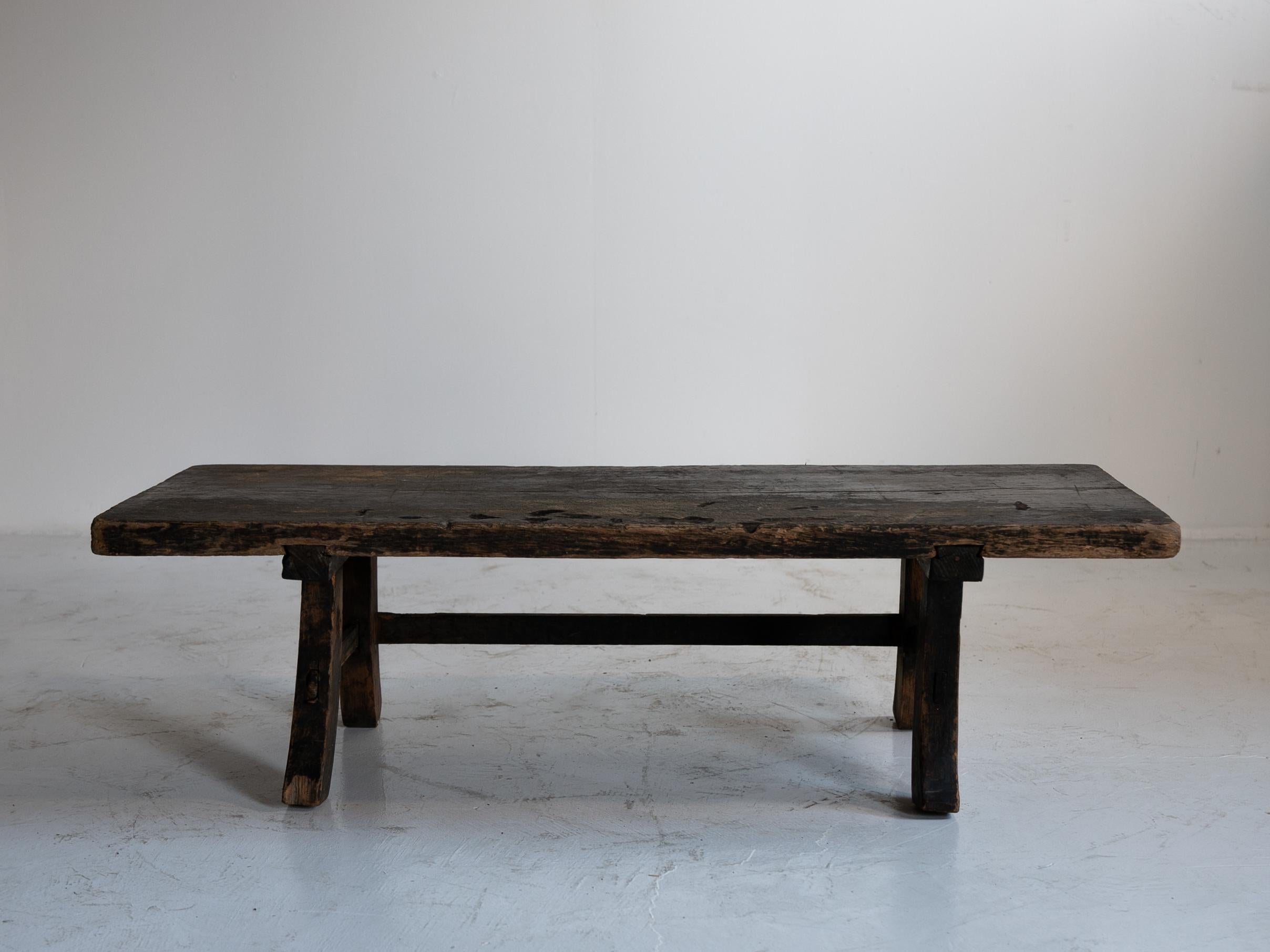 Japanischer antiker niedriger japanischer Wabi-sabi-Holztisch aus Holz / 1850-1912 / „fu-zukue“ (Holzarbeit) im Angebot