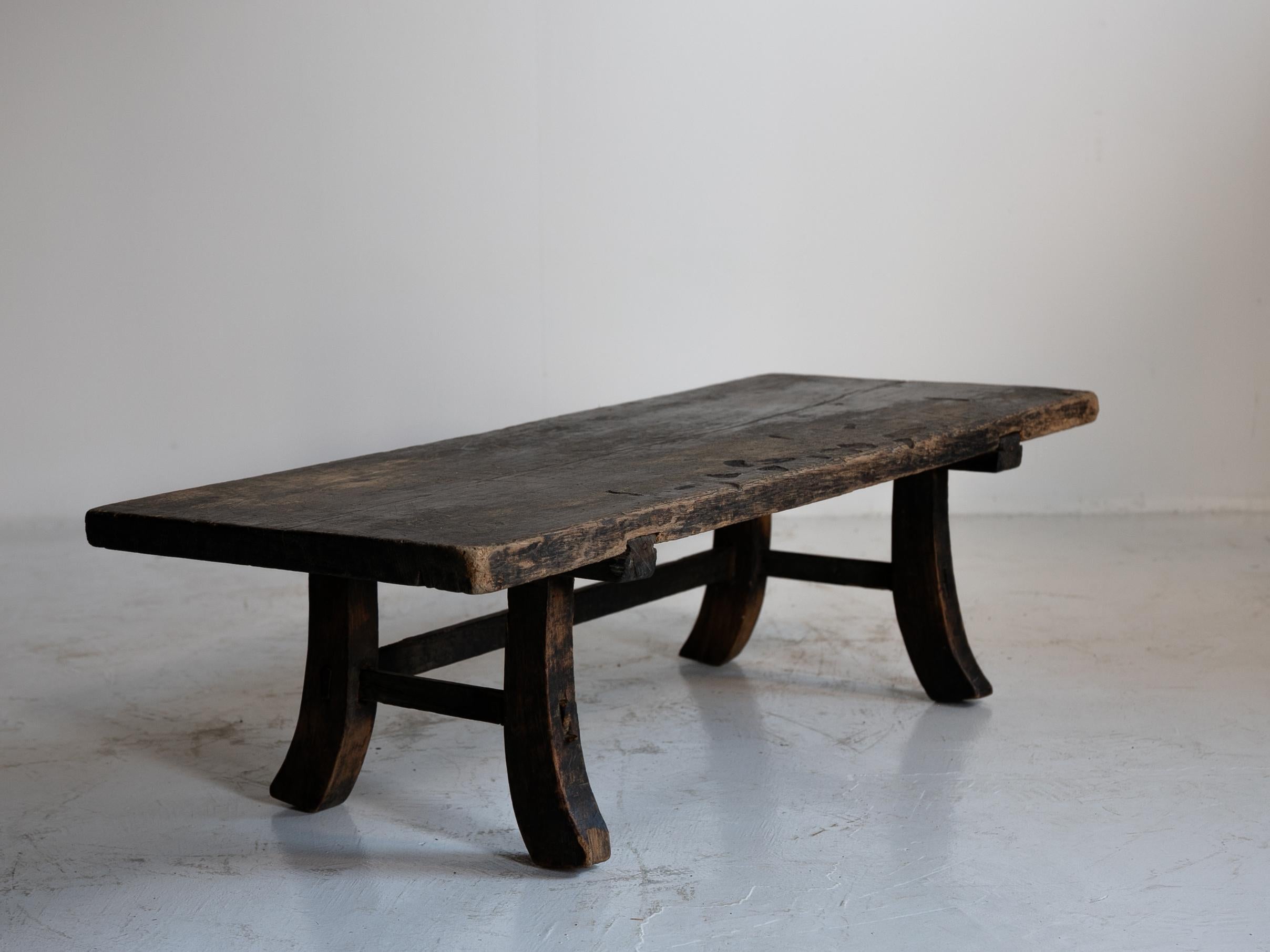 Japanischer antiker niedriger japanischer Wabi-sabi-Holztisch aus Holz / 1850-1912 / „fu-zukue“ (19. Jahrhundert) im Angebot