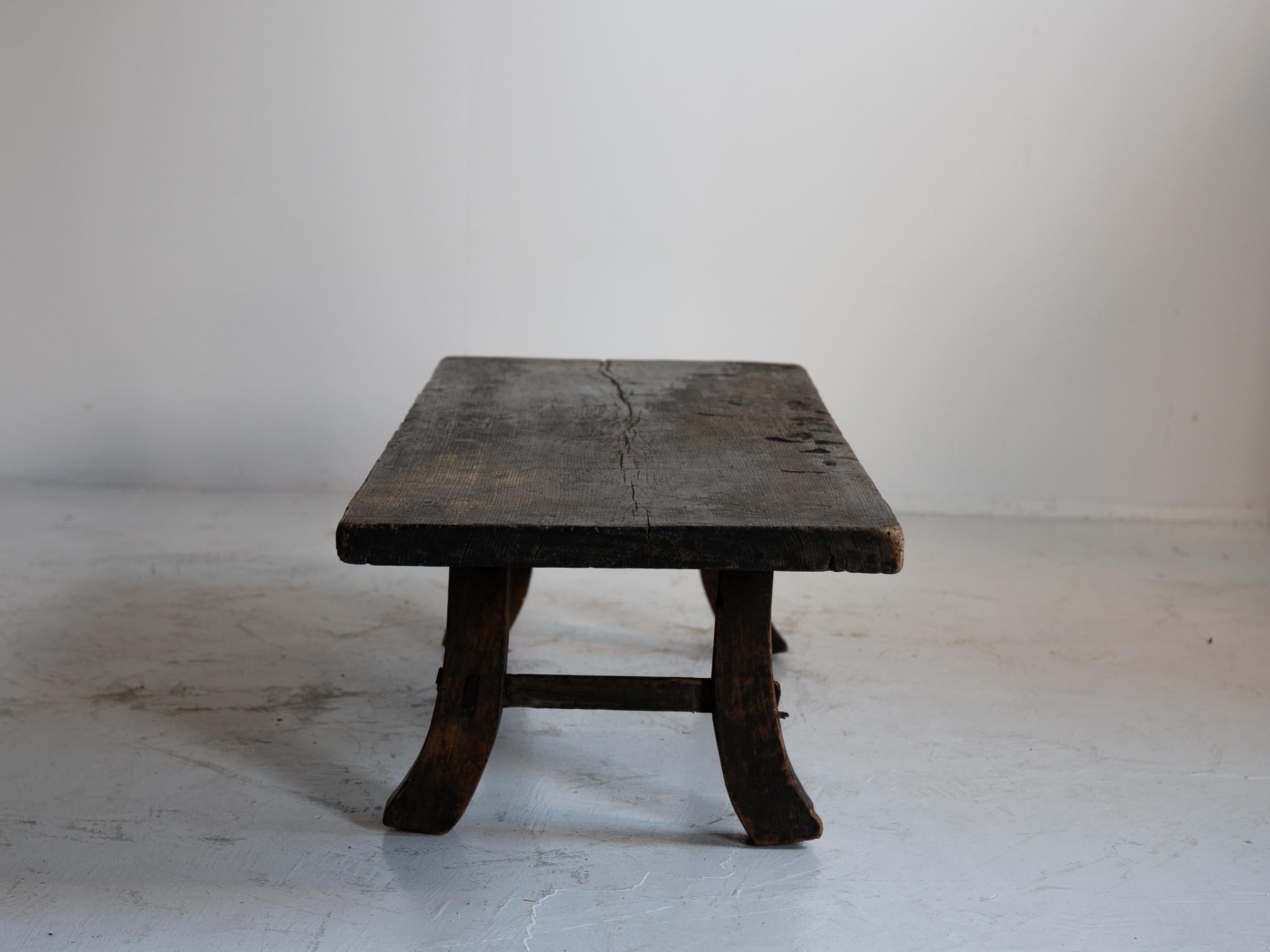 Japanischer antiker niedriger japanischer Wabi-sabi-Holztisch aus Holz / 1850-1912 / „fu-zukue“ (Zedernholz) im Angebot