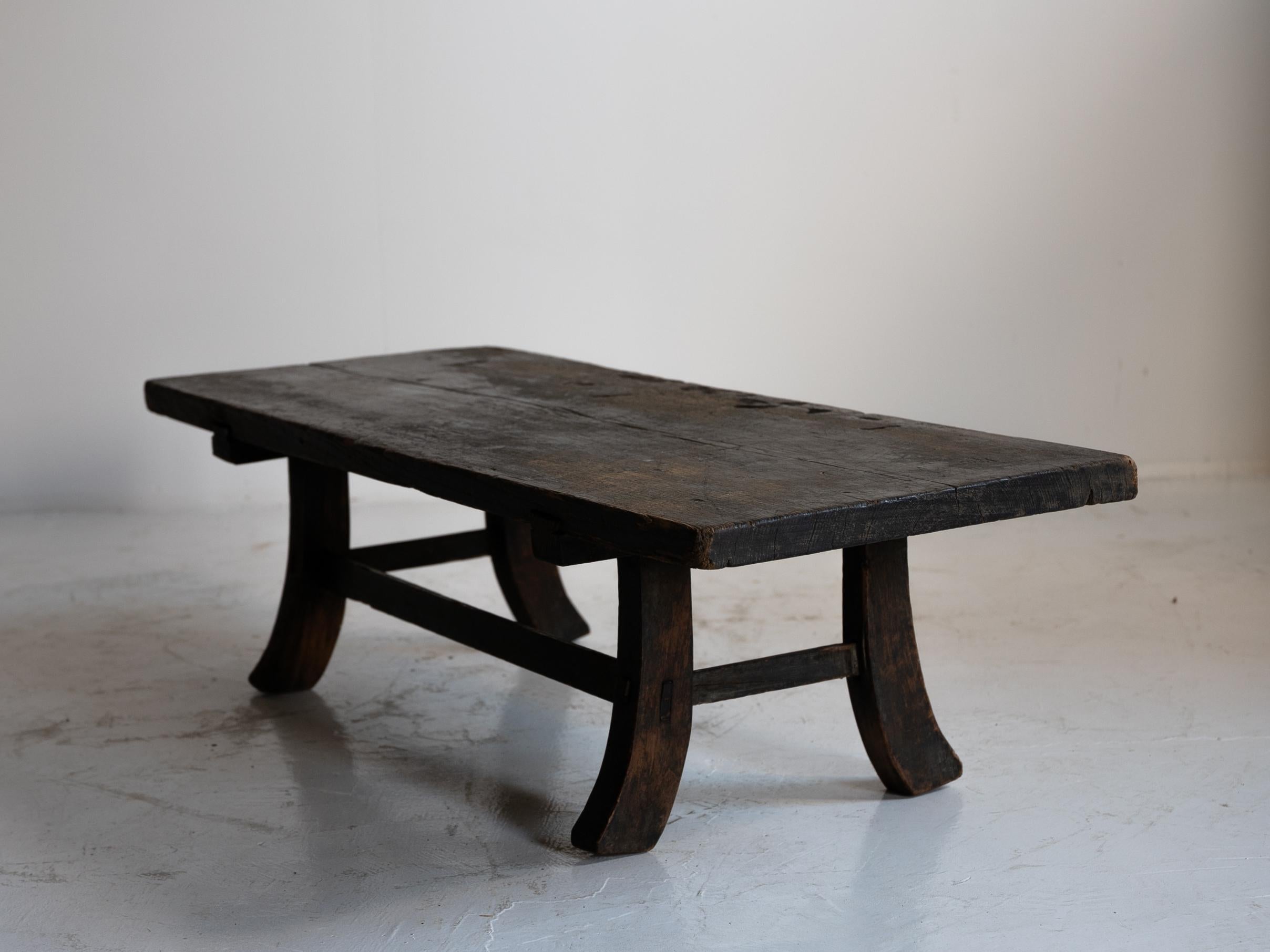 Japanischer antiker niedriger japanischer Wabi-sabi-Holztisch aus Holz / 1850-1912 / „fu-zukue“ im Angebot 1