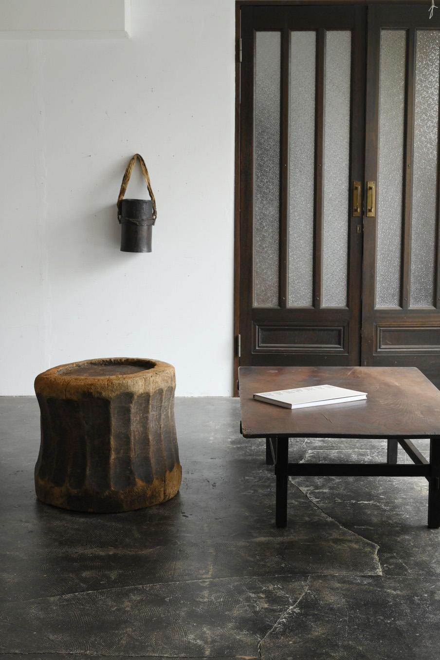 This is a wooden mortar made in Japan from the Meiji period to the early Showa period.
It is thought to be a design that was made in northern Kanto to Tohoku.
The wood is made of zelkova wood, and if you look closely you can see the beautiful