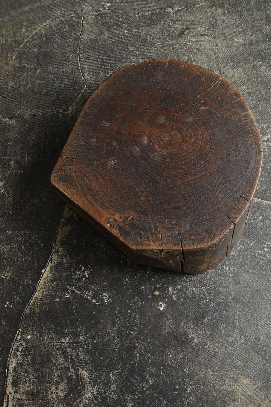 Se trata de un antiguo banco de trabajo japonés de madera de zelkova (keyaki), conocida por su dureza y su hermoso veteado. La gruesa forma transversal revela claramente los anillos concéntricos de crecimiento desde arriba, mostrando un asombroso