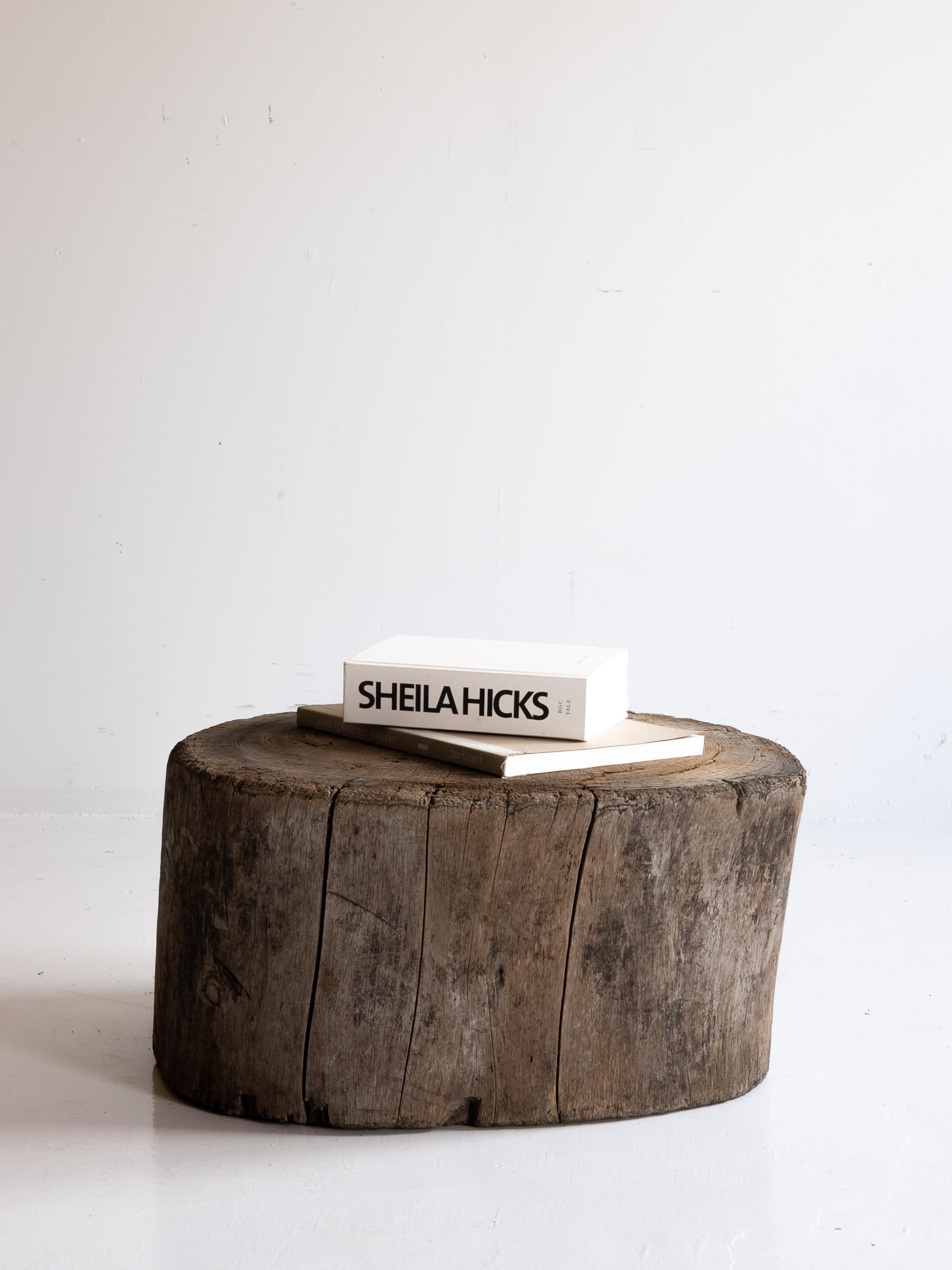 Sculpté à la main Planche de travail japonaise en bois ancien / Wabi sabi / Présentoir / Table d'appoint en vente