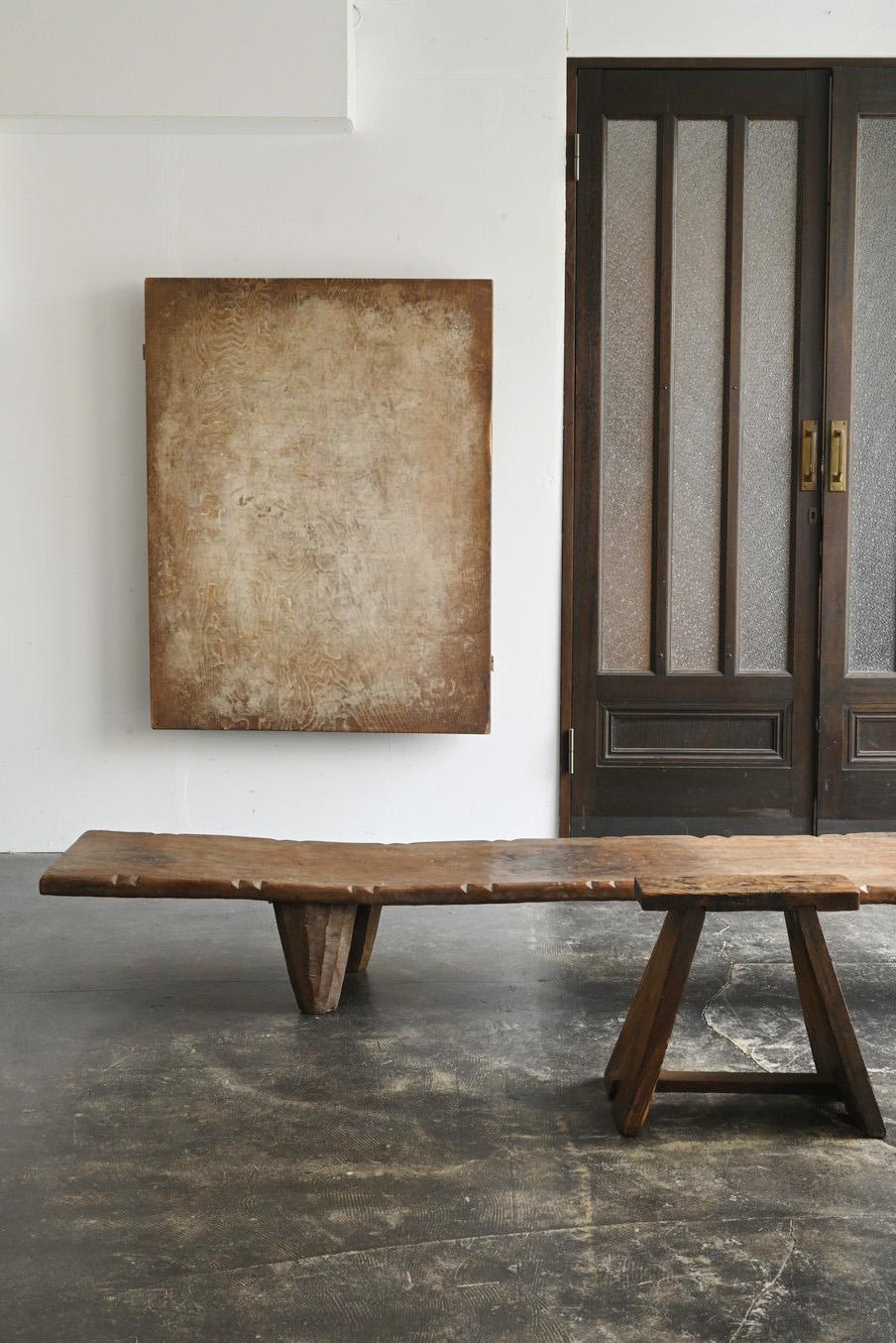 Si dice che questa tavola da lavoro in legno sia stata realizzata nel Kanto settentrionale tra il periodo Meiji e Taisho (1868-1920). Un pratico strumento utilizzato nelle case private giapponesi dell'epoca per impastare le torte di riso e preparare