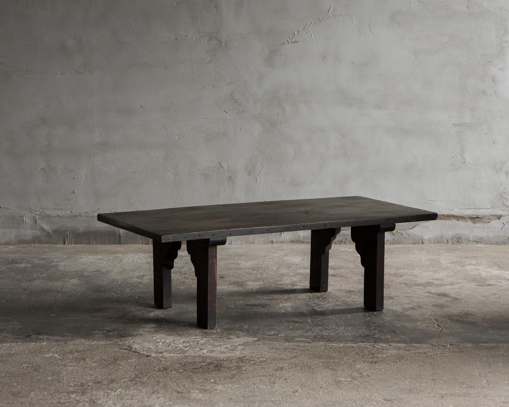 Esta mesa baja antigua se fabricó en la Era Meiji (1868-1912).

Fabricada íntegramente en madera de zelkova (keyaki), la mesa presenta una superficie de rica textura que ha ido adquiriendo carácter con el paso del tiempo. Destacan las elegantes