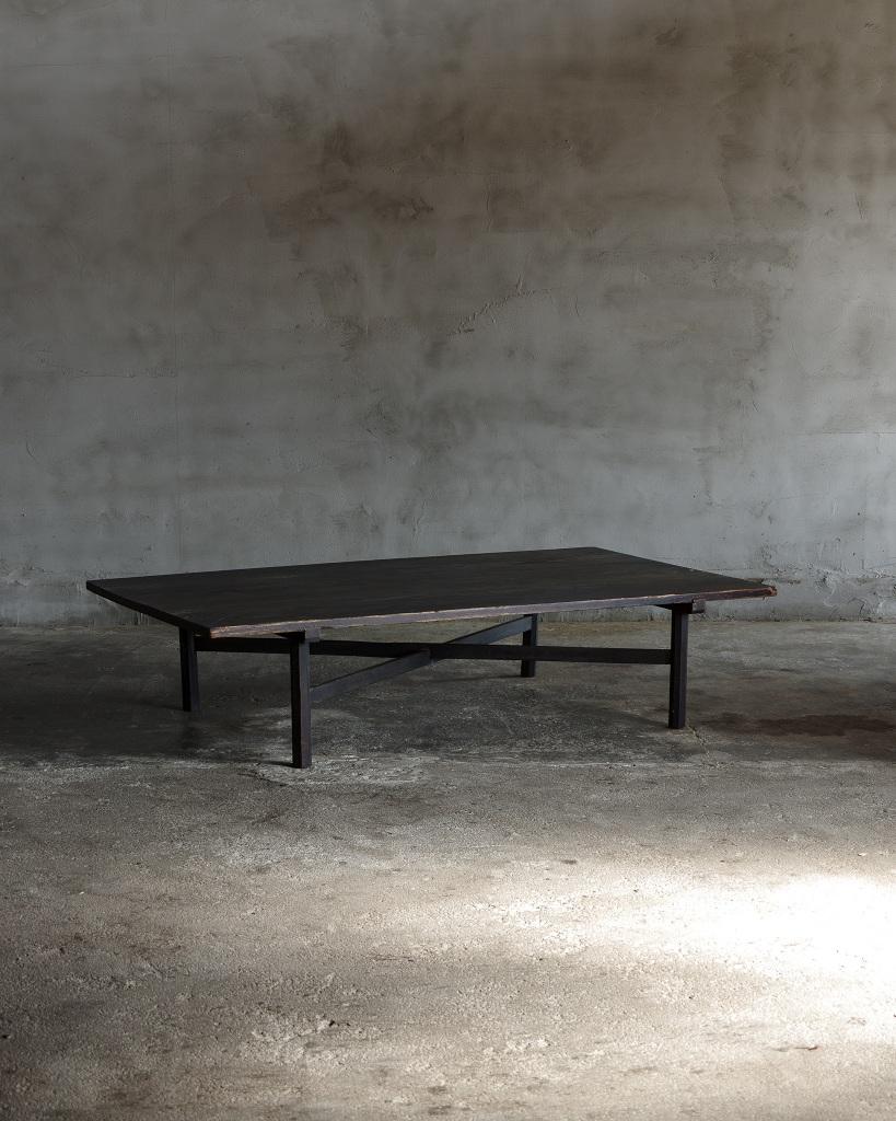 Questo antico tavolo basso è stato realizzato in epoca Meiji (1868-1912).

Con un design semplice e raffinato, è caratterizzato da gambe esagonali e da barelle incrociate, che gli conferiscono un aspetto composto.

Gli Zataku, o tavolini bassi, sono