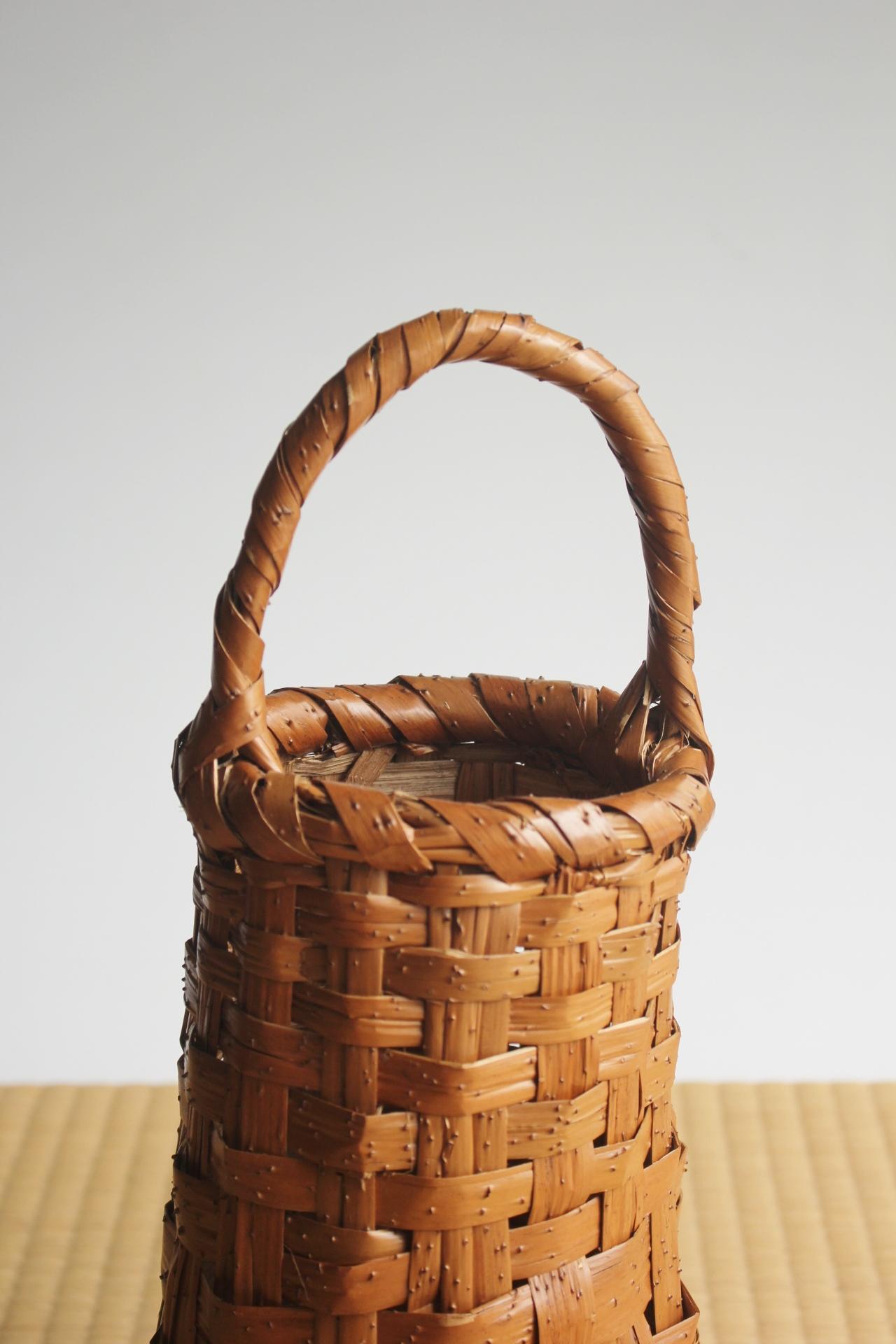 Japanese Antiques a basket by Chikuryu-sai Yamamoto(山本竹龍齋) lotus Bamboo In Good Condition For Sale In Niiza, JP
