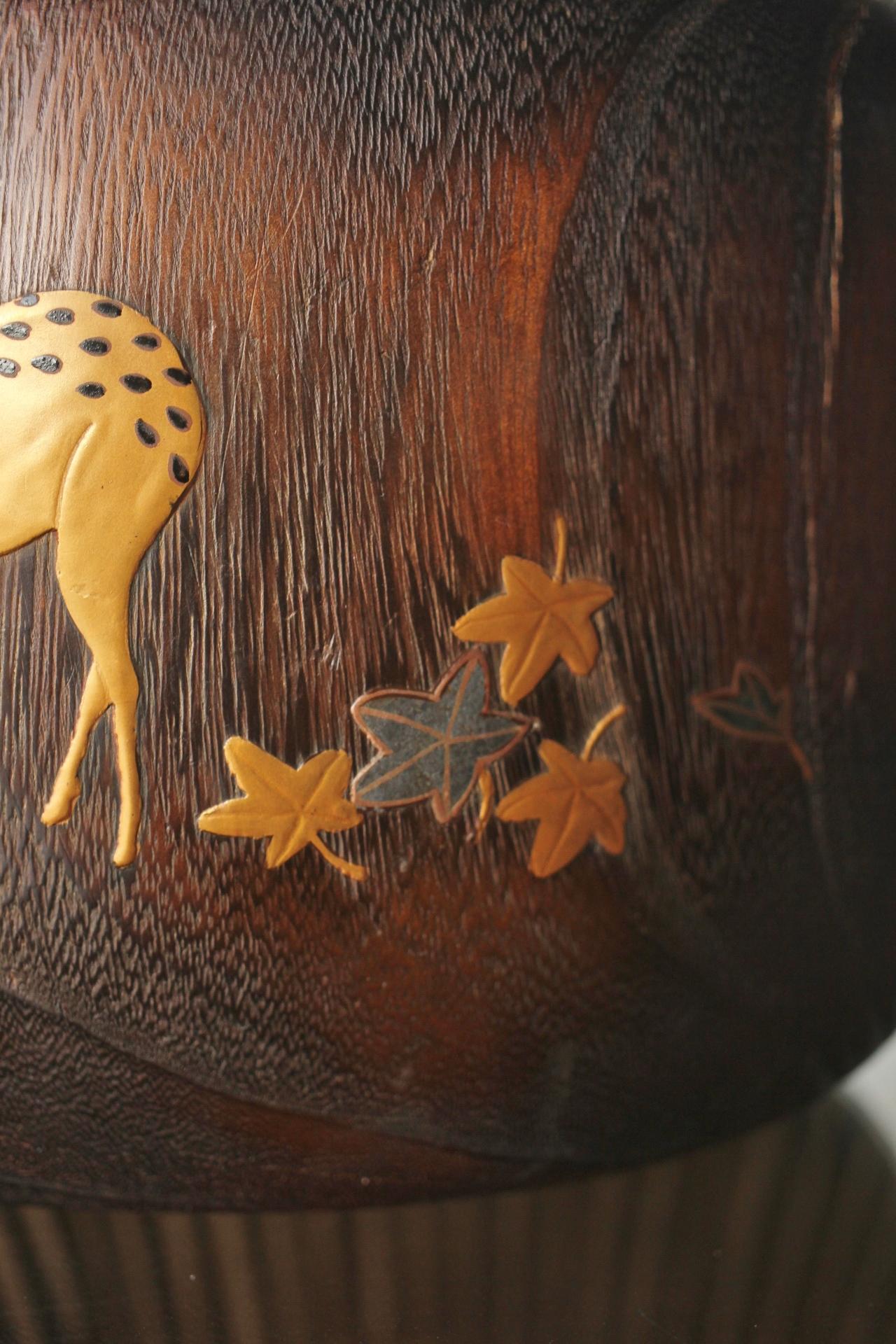 Legno Antiquariato giapponese Un braciere Makie in lacca di paulownia con un cervo e una lanterna in vendita