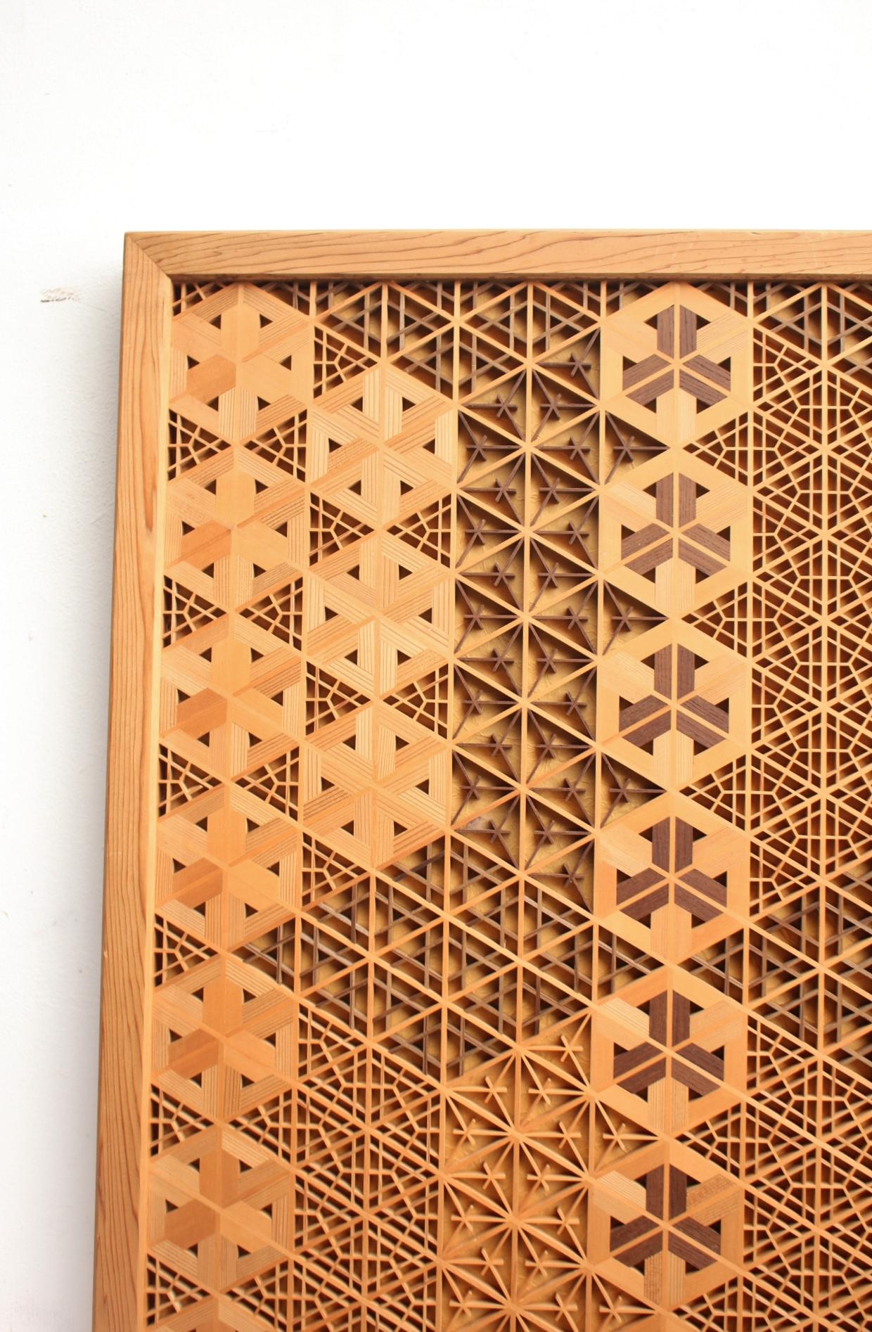 Various designs Kumiko wall hanging by joiner
1220(W)× 600(H) × 45(D) [mm]　5㎏
Estimated size after packaging (sandwiched with 5mm plywood): 
75 CM x 140 CM x 10 CM　Weight　25 KG

Materials include cypress, cedar, and Jindai cedar

A magnificent