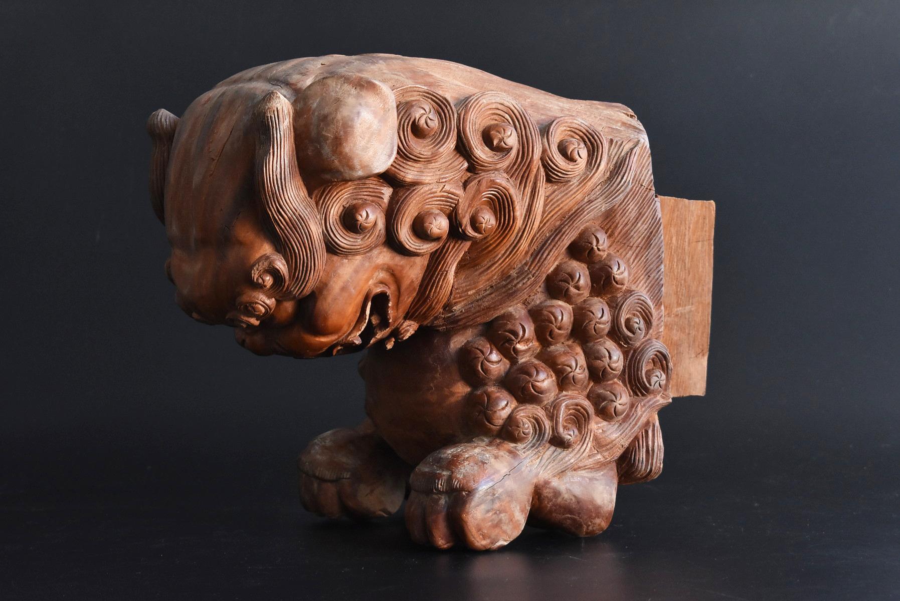 Introducing the sculptures of old Japanese lions.
This is a part of building materials such as shrines and temples.
It is attached to the pillars at both ends under the eaves.
The beast that is the messenger of the god is carved, and the lion is