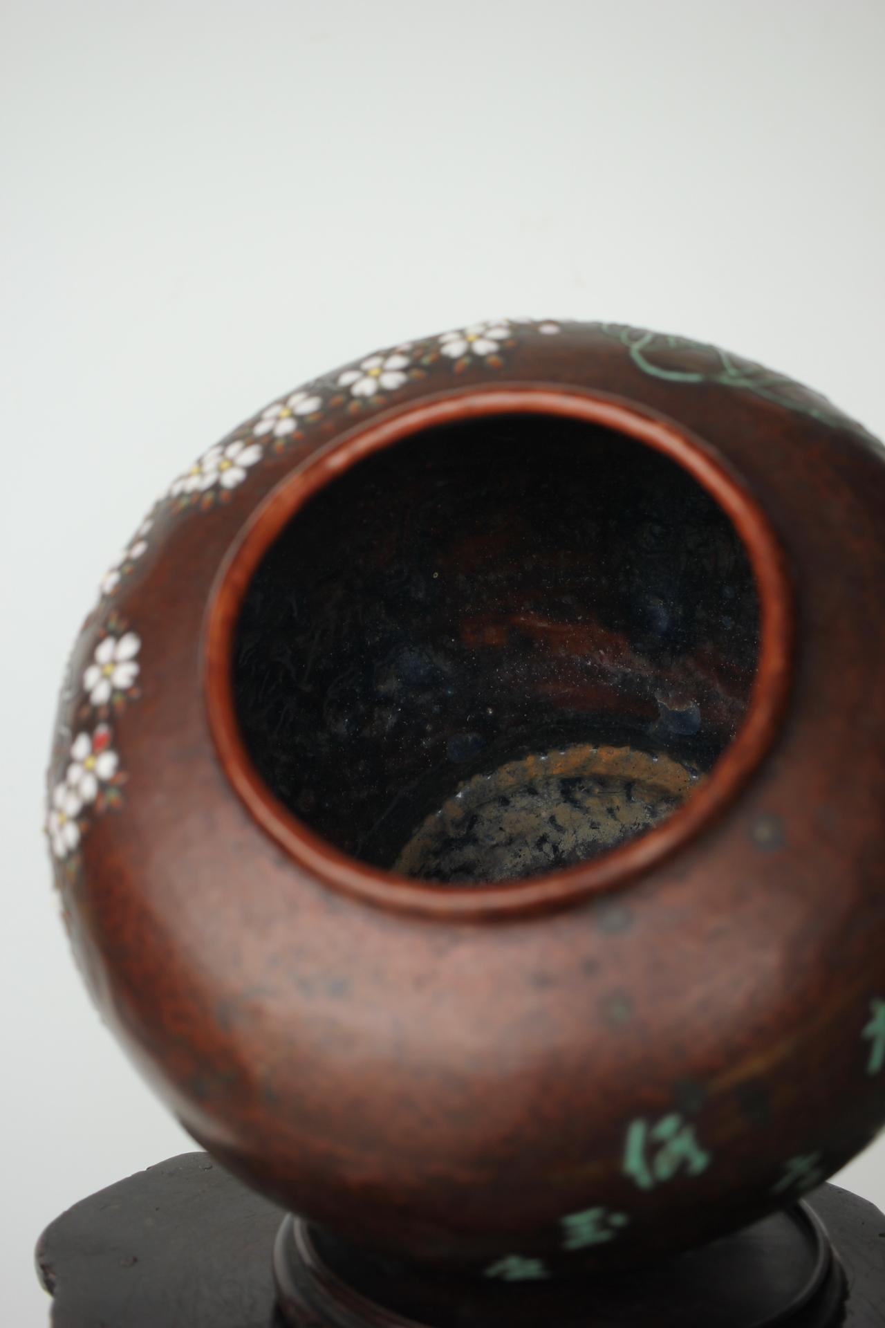 Vase cloisonné japonais Ando Shippo à motif de fleurs de cerisier en cuivre en vente 6