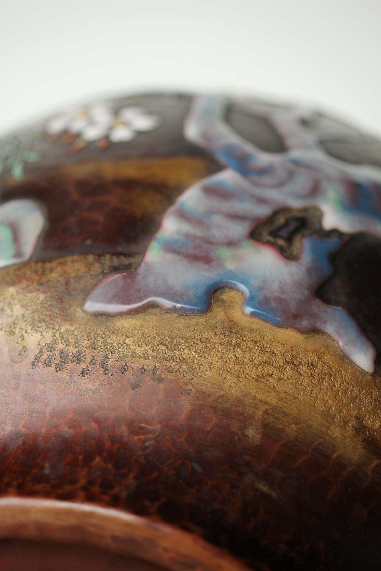 Vase cloisonné japonais Ando Shippo à motif de fleurs de cerisier en cuivre en vente 8