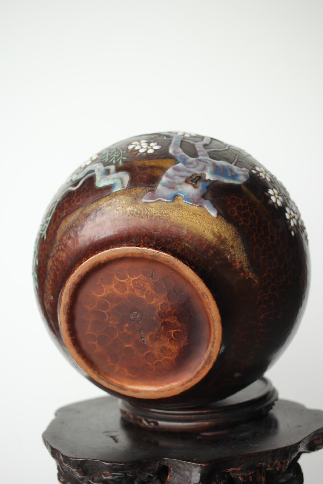 Vase cloisonné japonais Ando Shippo à motif de fleurs de cerisier en cuivre en vente 9