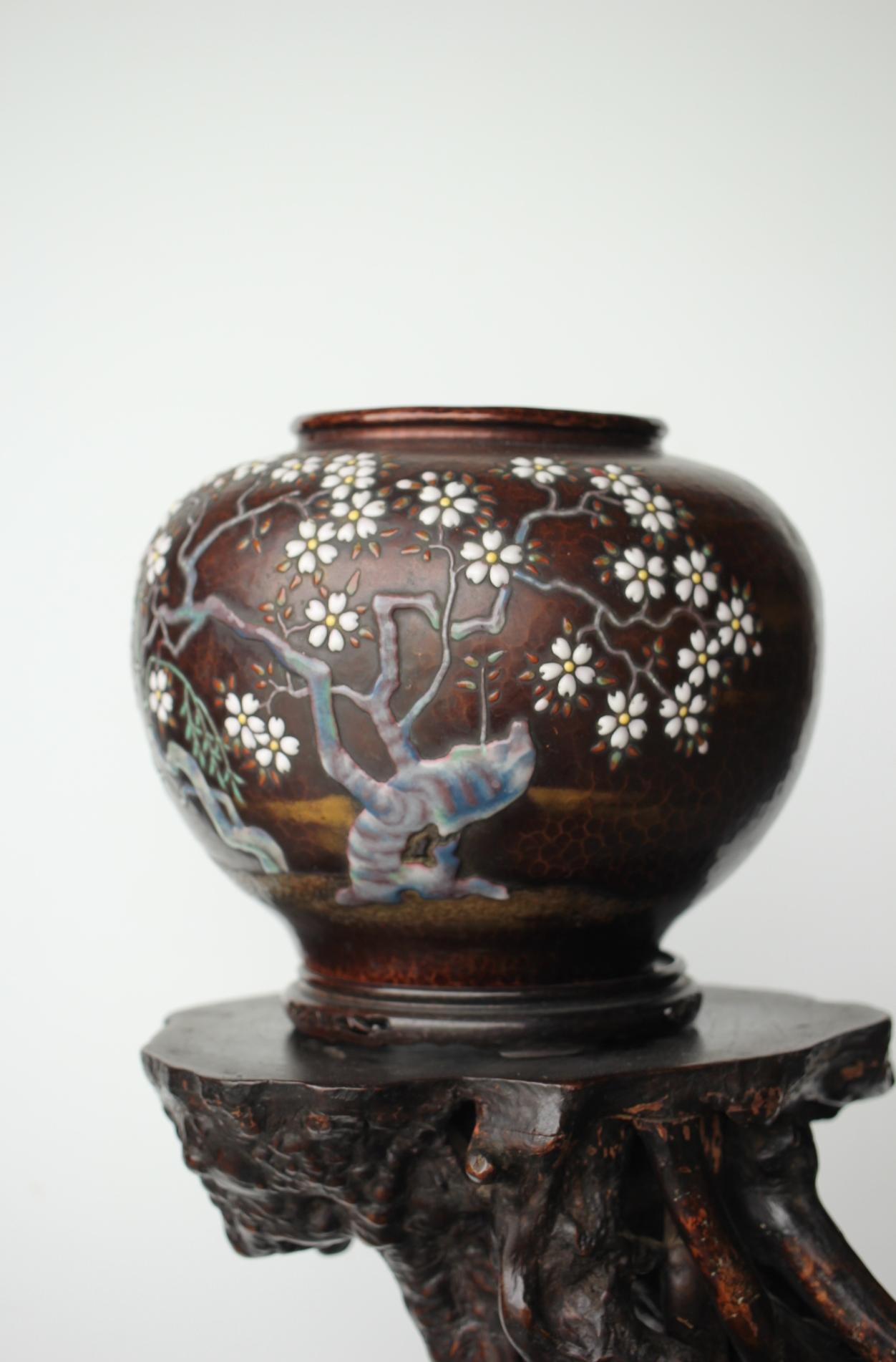 Ando Shippo Tokyo Reconstruction Memorial Nagata Seiran Haiku Cherry Blossom Pattern Vase en cuivre cloisonné
MATERIAL : Cuivre, Shippo(cloisonné), Base en bois

Taille : φ230× 180(H) [mm] 1202g　
Taille de la boîte : 270×260×270mm 2,4kg

Vase à
