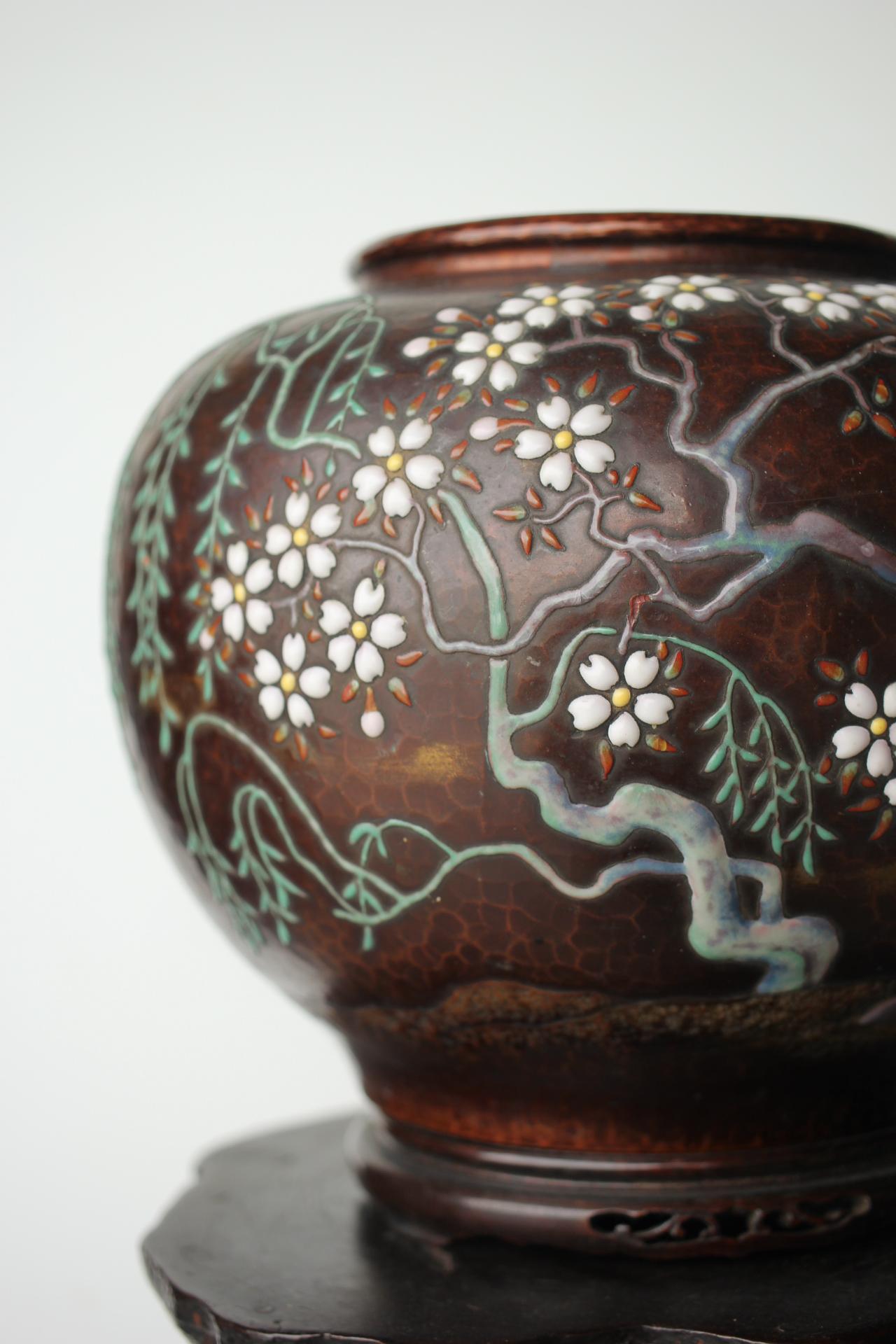 Japonais Vase cloisonné japonais Ando Shippo à motif de fleurs de cerisier en cuivre en vente