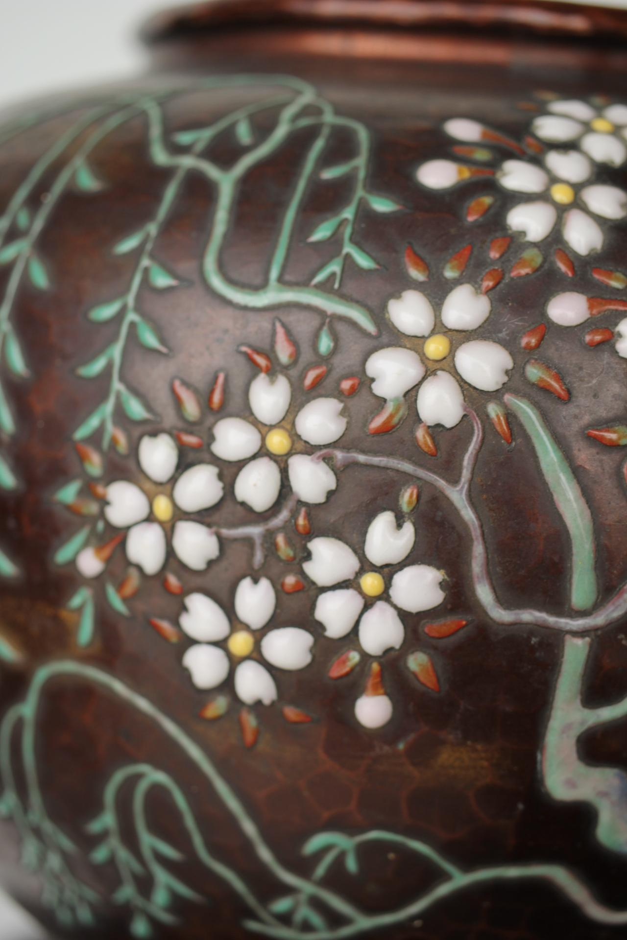 Cloisonné Vase cloisonné japonais Ando Shippo à motif de fleurs de cerisier en cuivre en vente