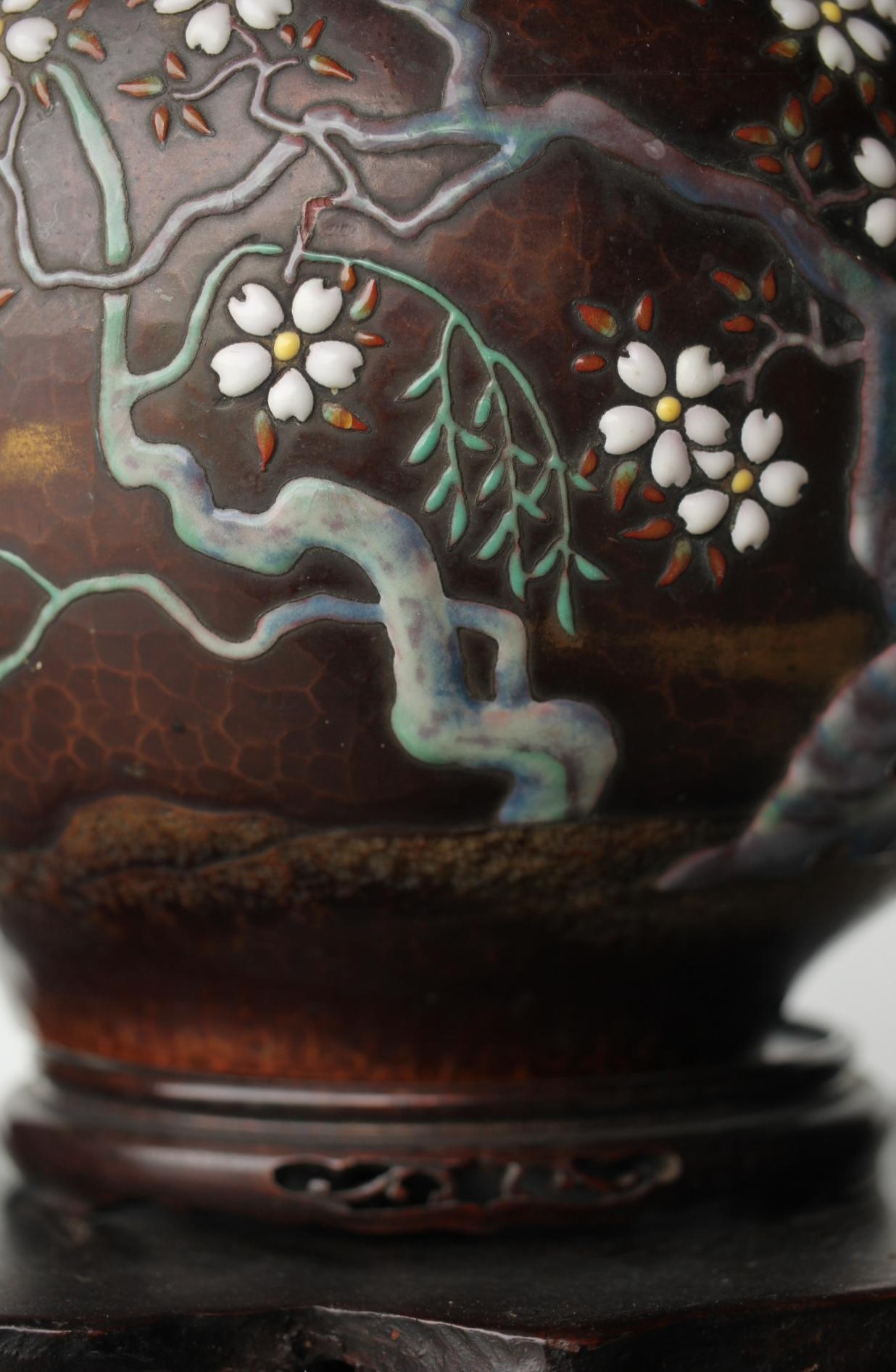 Vase cloisonné japonais Ando Shippo à motif de fleurs de cerisier en cuivre État moyen - En vente à Niiza, JP