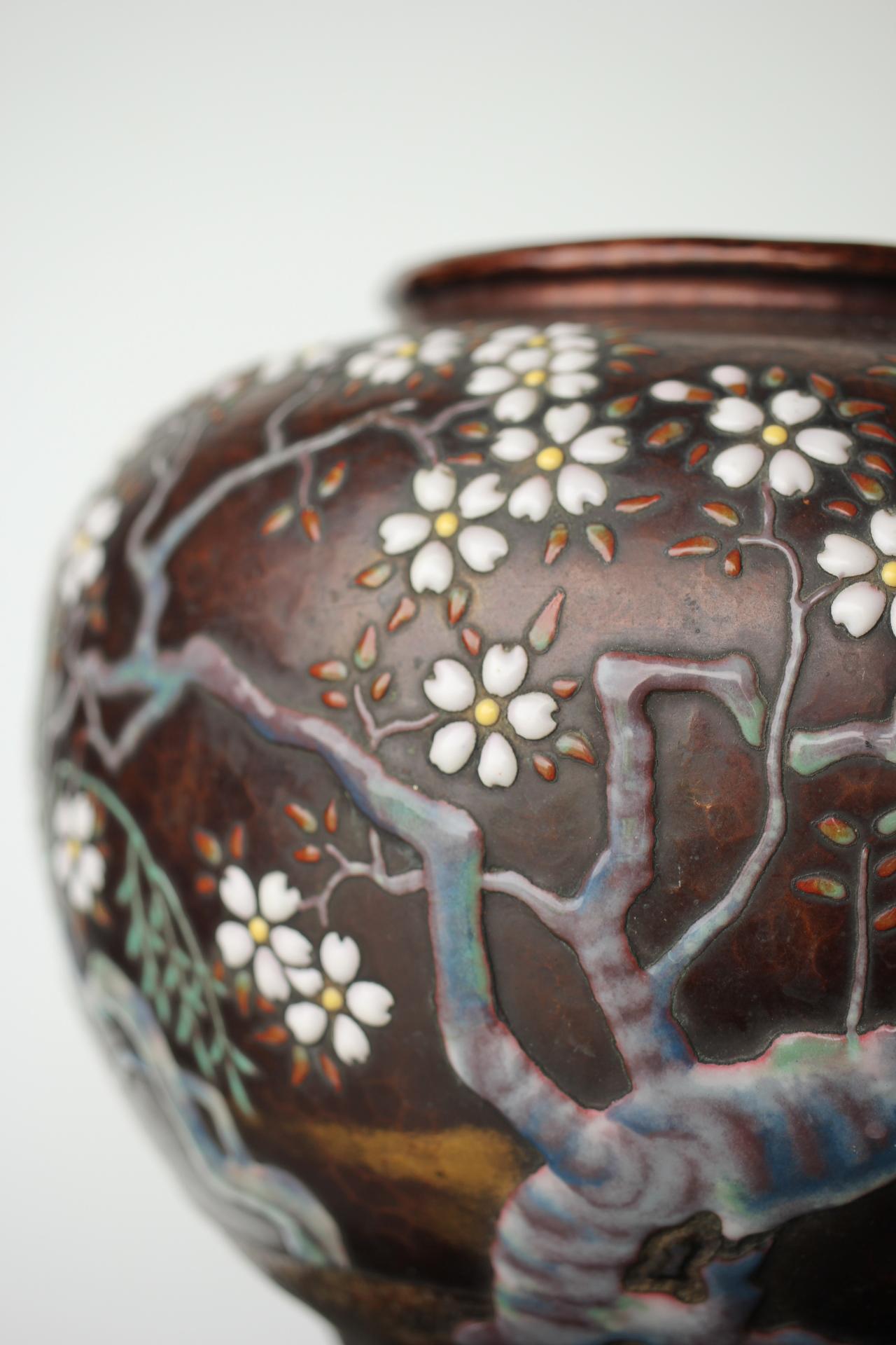 20ième siècle Vase cloisonné japonais Ando Shippo à motif de fleurs de cerisier en cuivre en vente