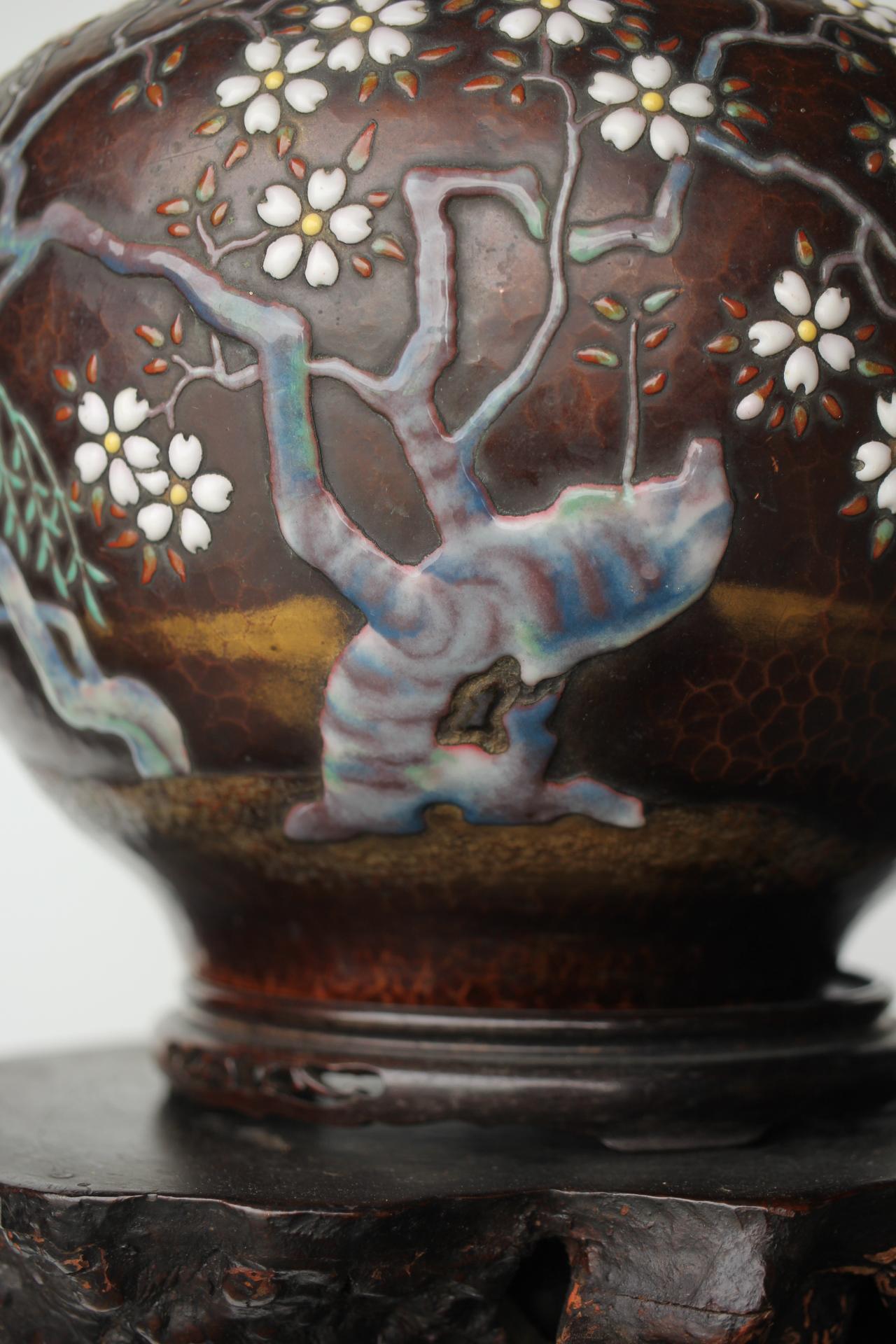 Vase cloisonné japonais Ando Shippo à motif de fleurs de cerisier en cuivre en vente 1