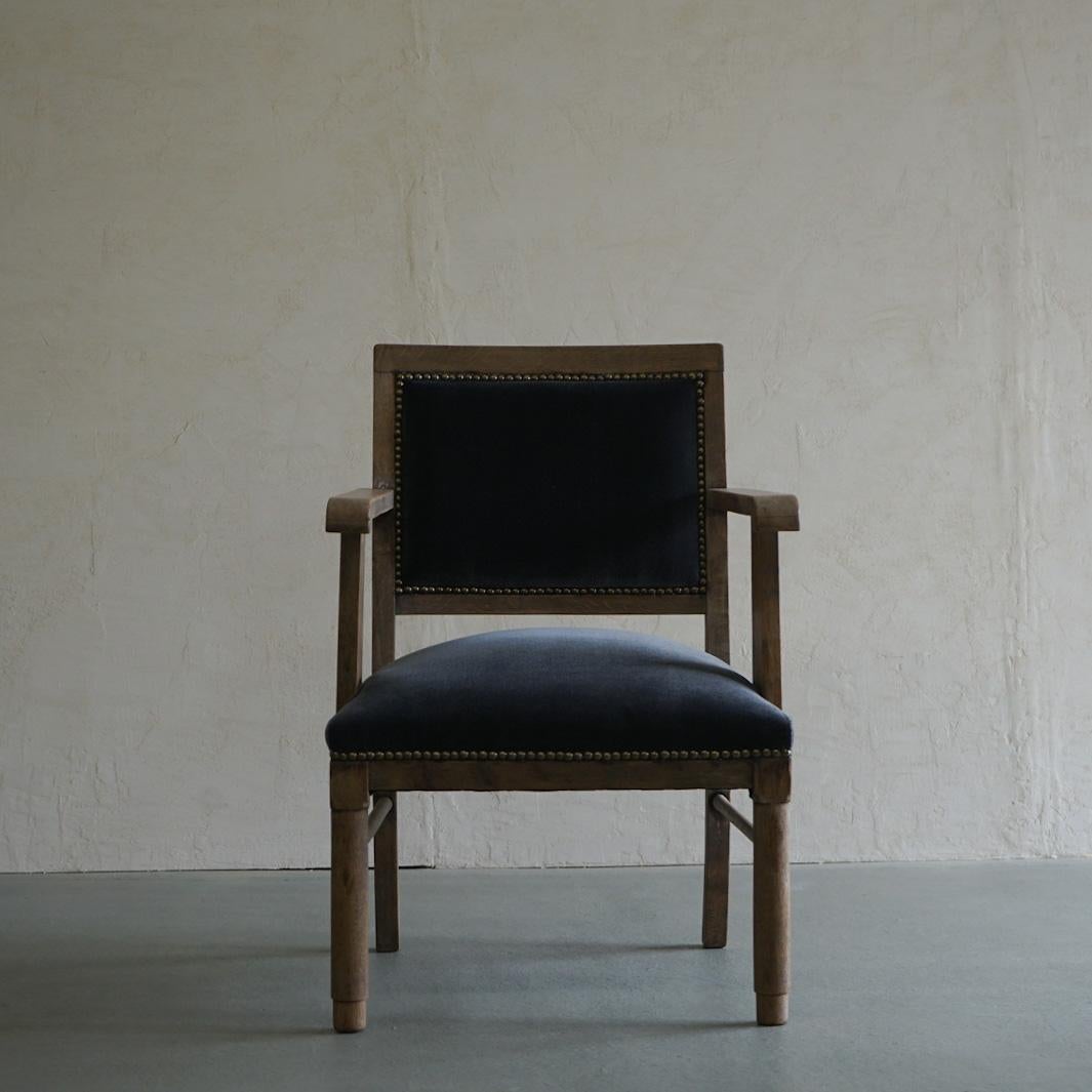 This is an old Japanese armchair.
The frame is made of oak.
It was made from the Taisho era to the early Showa era.
In Japan, it was not a culture to sit on chairs, so there are not many chairs from this era.

The frame has turned dark brown over