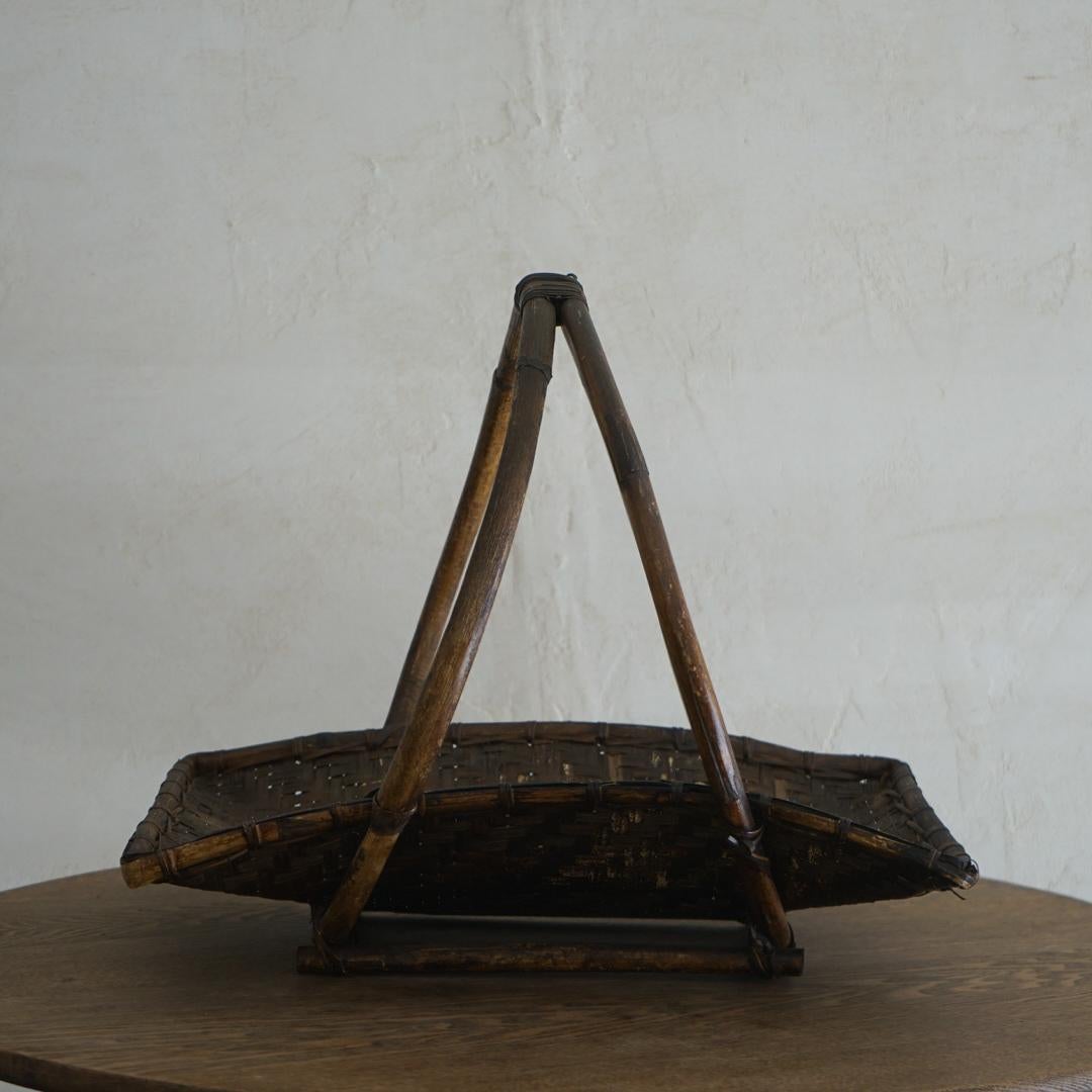 Dies ist ein alter japanischer Korb aus Bambus.
Er wird aus geflochtenem Bambus in verschiedenen Formen hergestellt.
Es handelt sich um ein Werkzeug, das die Menschen im täglichen Leben nutzen können.
Sie werden mit traditionellen Techniken und