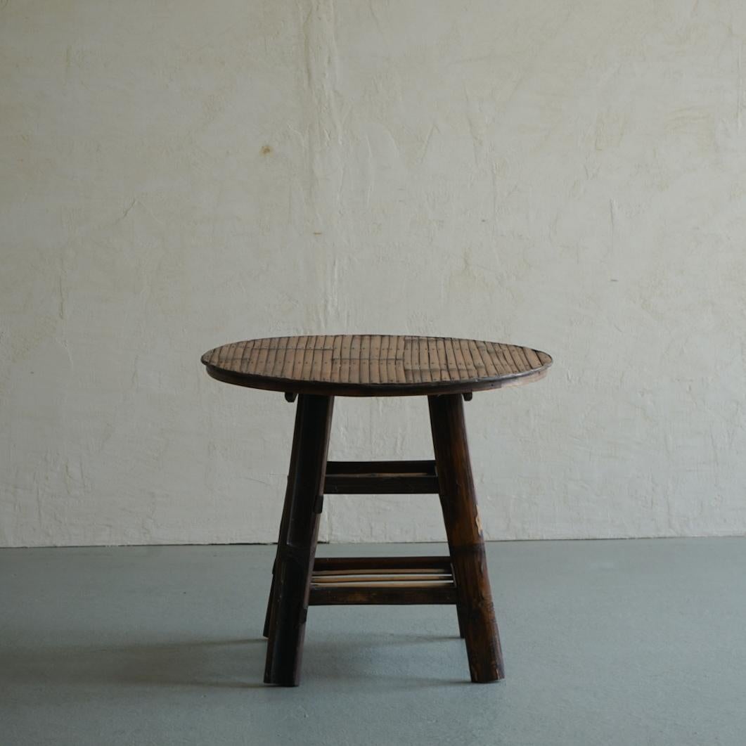 This is an old Japanese bamboo table.
It was made in the early Showa era.
It is made by combining bamboo of various shapes.
There are also two shelves, which are cleverly designed.

This is an everyday tool created by the hands of an unknown