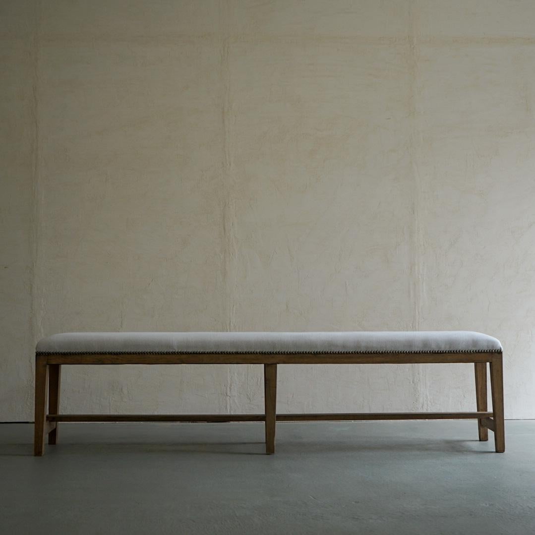 This is an old Japanese bench.
The frame is made of oak.
With a width of 181 cm, it is sized to comfortably seat three adults.
It's not very deep, so I think it can be placed in a hallway, etc.
The oak wood, which has turned dark brown over time, is